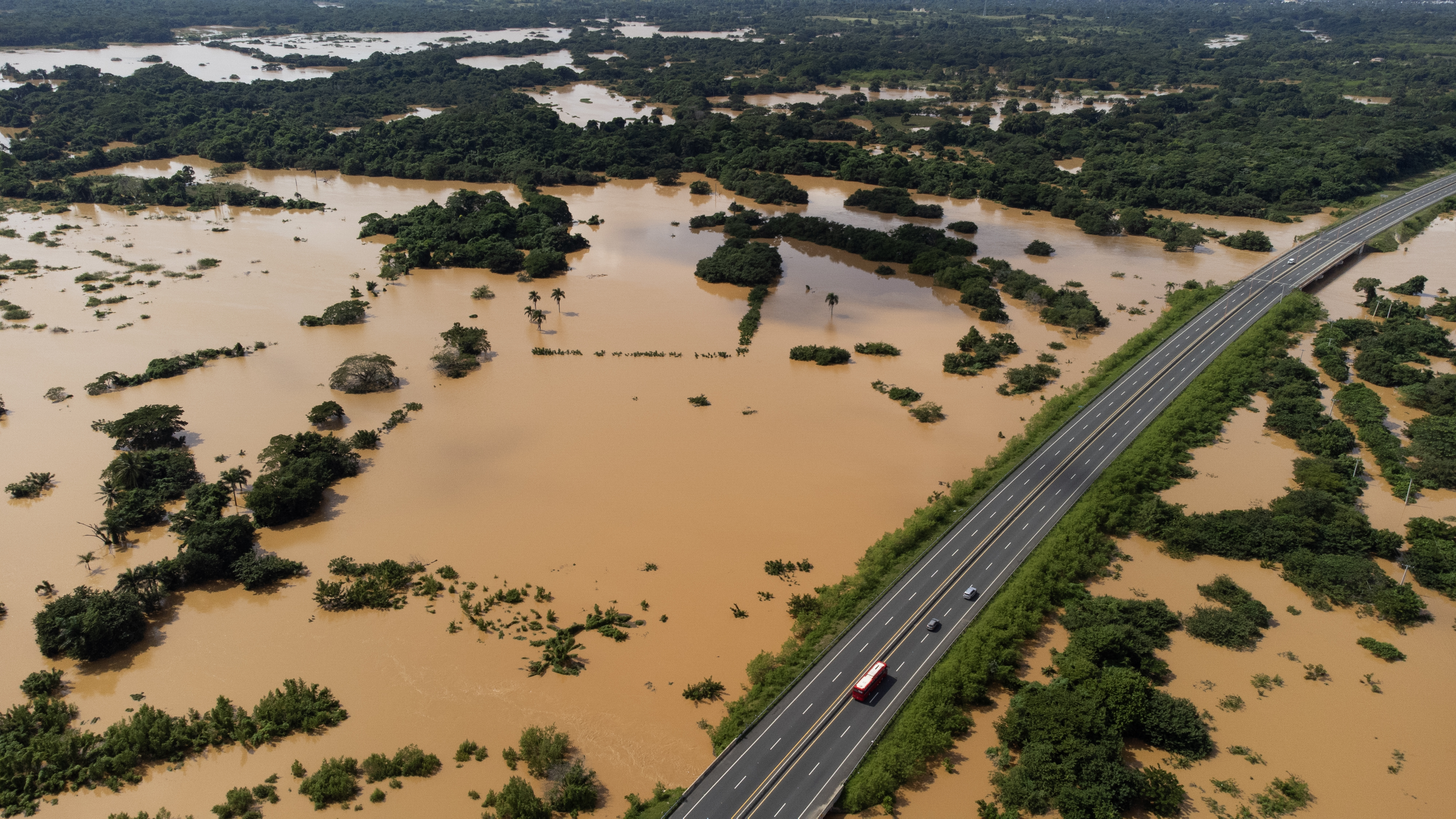 AME8445. AGUACATE (REPÚBLICA DOMINICANA), 20/11/2023.- Fotografía aérea de los campos y la carretera Circunvalación de Santo Domingo, afectados por las intensas lluvias caídas desde el pasado viernes, hoy, en Aguacate (República Dominicana). Las autoridades dominicanas elevaron a 24 el número oficial de fallecidos como consecuencia de las lluvias torrenciales que afectaron a ese país durante el fin de semana y que también han dejado miles de desplazados, daños en viviendas e infraestructuras así como cortes de luz y agua. EFE/ Orlando Barría