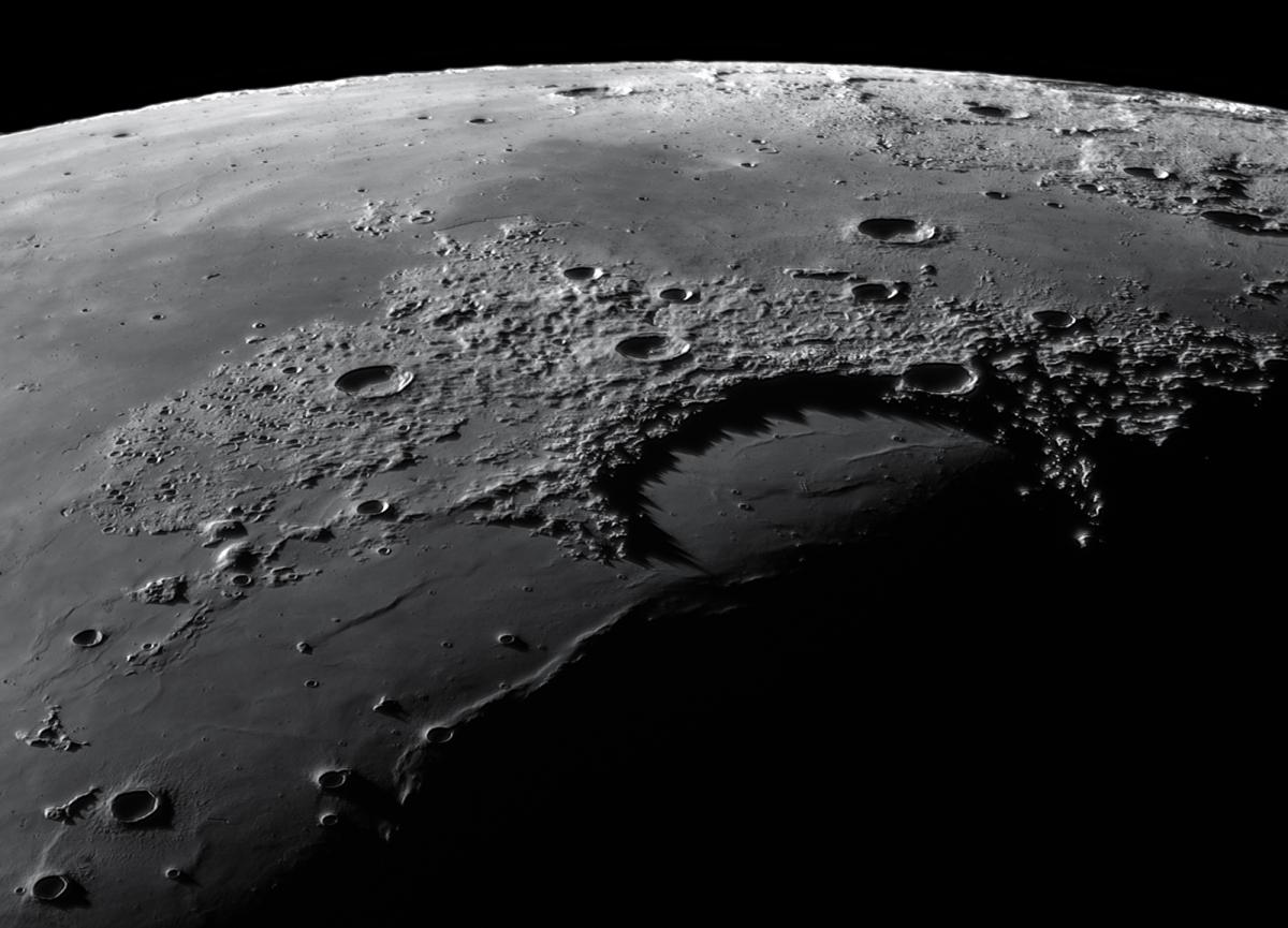 Picos sombríos de Sinus Iridum de Gábor Balázs