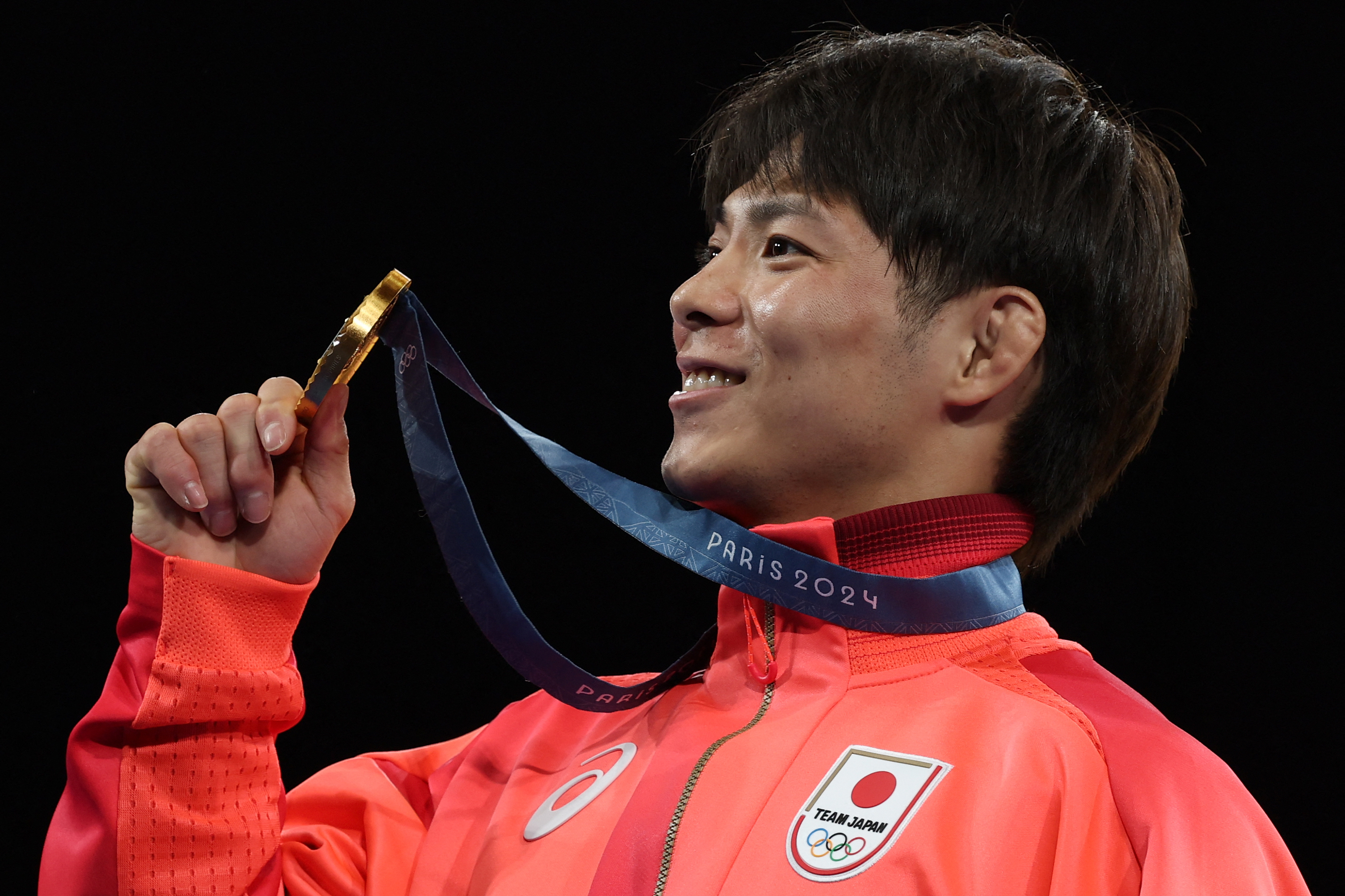 El medallista de oro japonés Hifumi Abe posa en el podio del combate final de judo masculino -66kg de los Juegos Olímpicos de París 2024