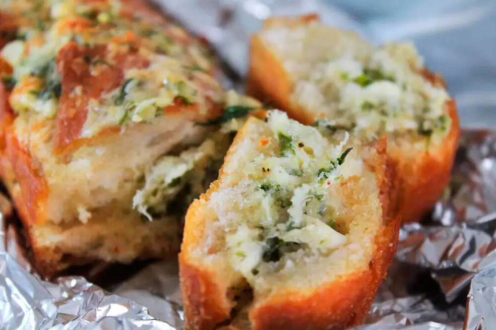 ¿Cómo preparar pan con ajo? Te enseñamos la receta