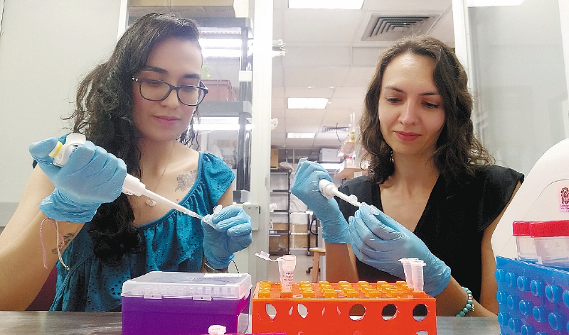 Yesenia Madrigal y Natalia Pabón en el laboratorio EvoDevo