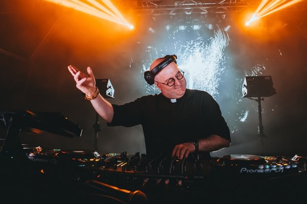 ¿Quién es el padre Guilherme? El DJ sacerdote que hará una fiesta electrónica en Colombia 