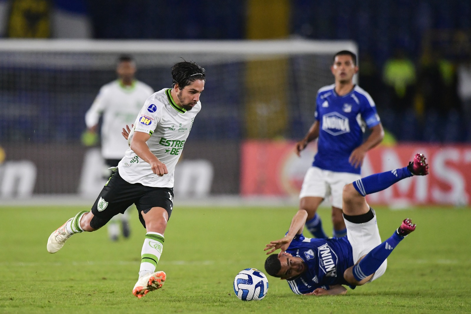 El encuentro finalizó en El Campín con un 1-1. Millonarios sigue líder del Grupo F con siete puntos, mientras que América Mineiro es segundo con cuatro unidades.

En la foto: Martín Benítez disputa un balón contra Daniel Giraldo.