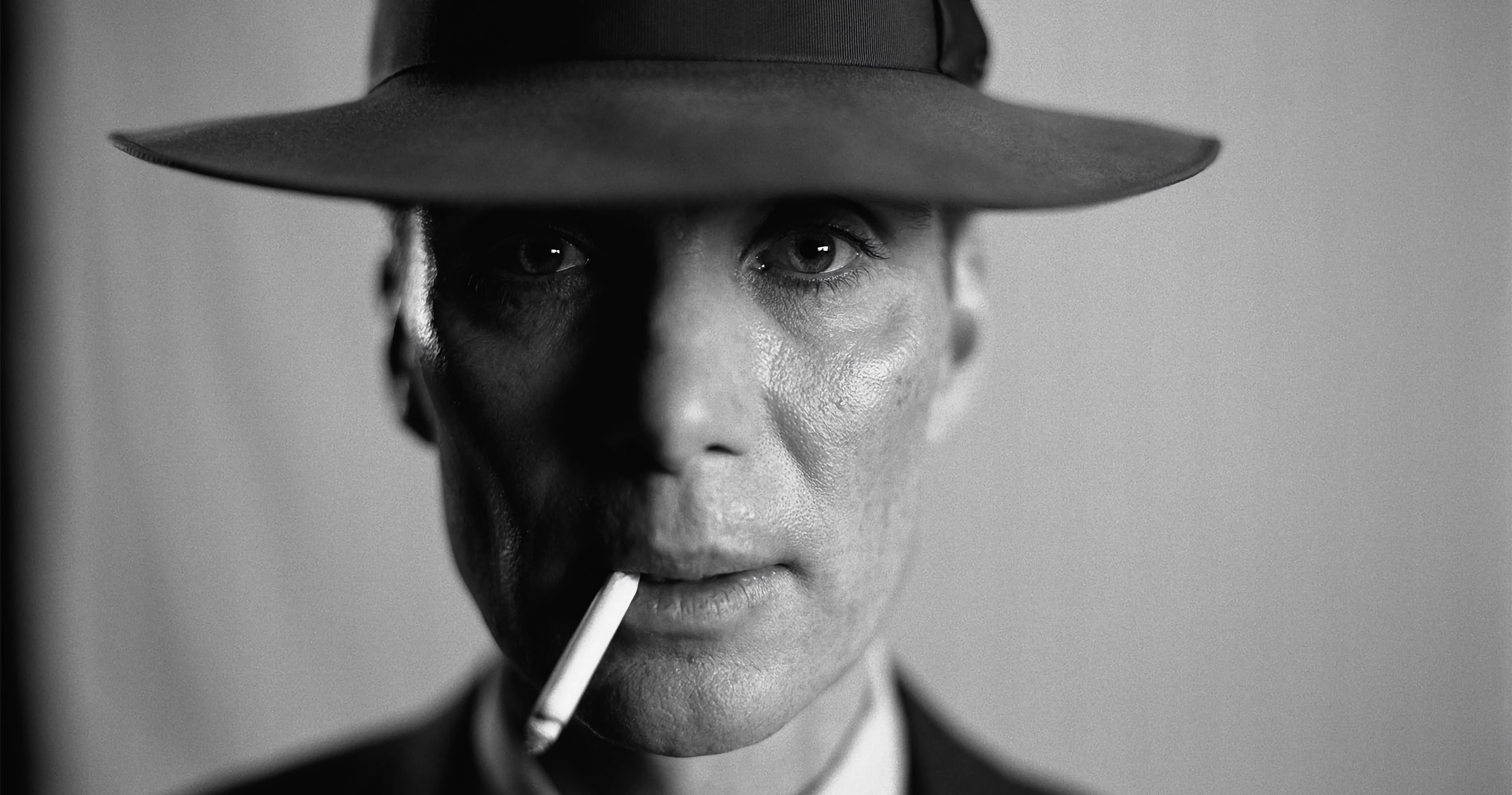 USA3048. LOS ÁNGELES (ESTADOS UNIDOS), 06/03/2024.- Fotograma cedido por Universal Pictures donde aparece el actor Cillian Murphy en su papel de J. Robert Oppenheimer para la película 'Oppenheimer'. La carrera por el Óscar a mejor actor de este año está liderada por Cillian Murphy, que ya se impuso en los Globos de Oro 2024 gracias a 'Oppenheimer', pero el gran trabajo de Paul Giamatti en 'Los que se quedan' podría truncar las aspiraciones del intérprete irlandés. La actuación más laureada de lo que va de temporada de premios ha sido la de Murphy, quien hace el papel de físico teórico y padre de la bomba atómica Robert J. Oppenheimer en el taquillero thriller de Christopher Nolan, tras vencer también en los BAFTA británicos y en los galardones del Sindicato de Actores de EE.UU. EFE/ Universal Pictures SÓLO USO EDITORIAL/SÓLO DISPONIBLE PARA ILUSTRAR LA NOTICIA QUE ACOMPAÑA (CRÉDITO OBLIGATORIO)