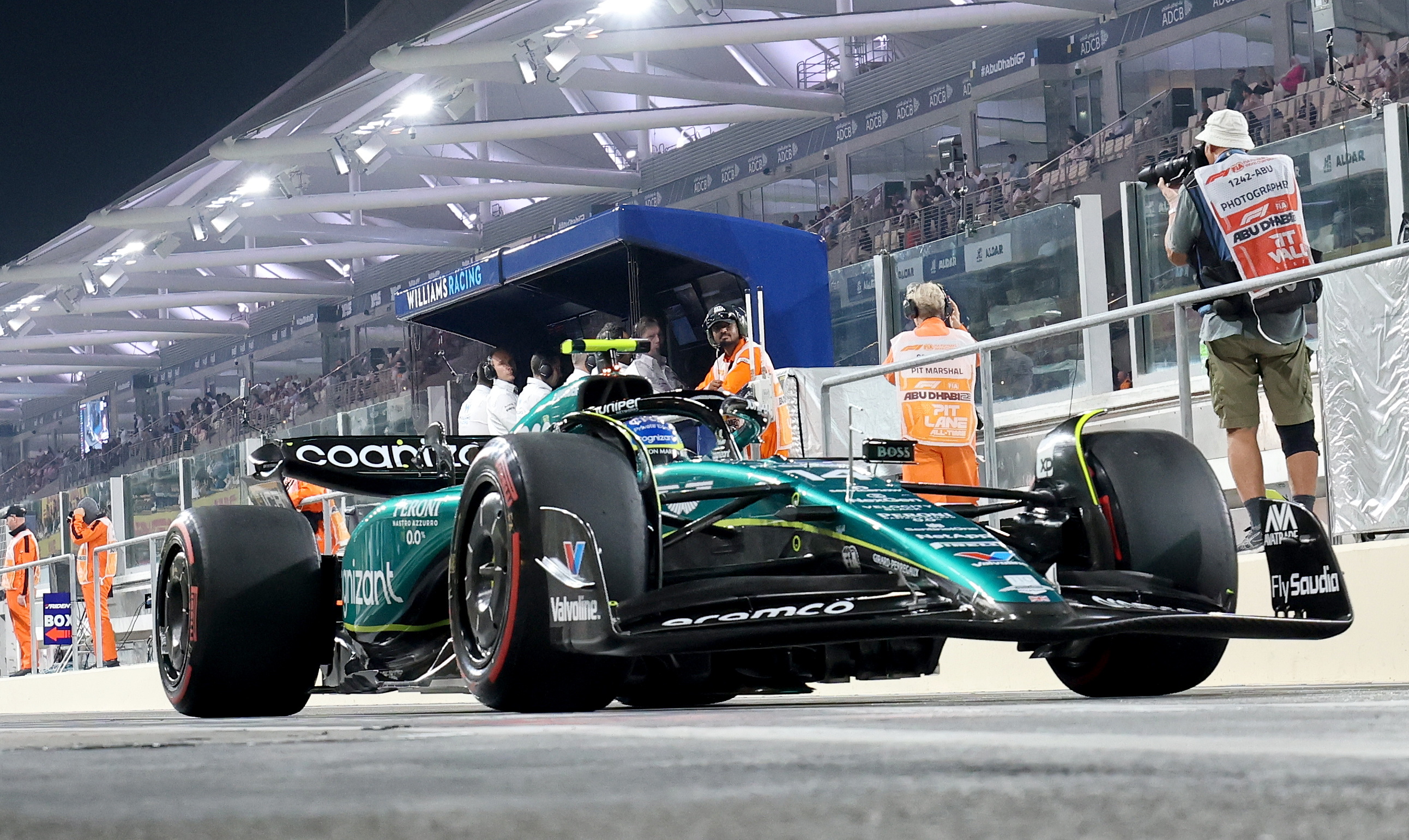 Abu Dhabi (United Arab Emirates), 25/11/2023.- Spanish Formula One driver Fernando Alonso of Aston Martin drives through the pitlane during the Qualifying for the Formula 1 Abu Dhabi Grand Prix at the Yas Marina Circuit in Abu Dhabi, United Arab Emirates, 25 November 2023. The Formula 1 Abu Dhabi Grand Prix is held on 26 November. (Fórmula Uno, Emiratos Árabes Unidos) EFE/EPA/ALI HAIDER / POOL