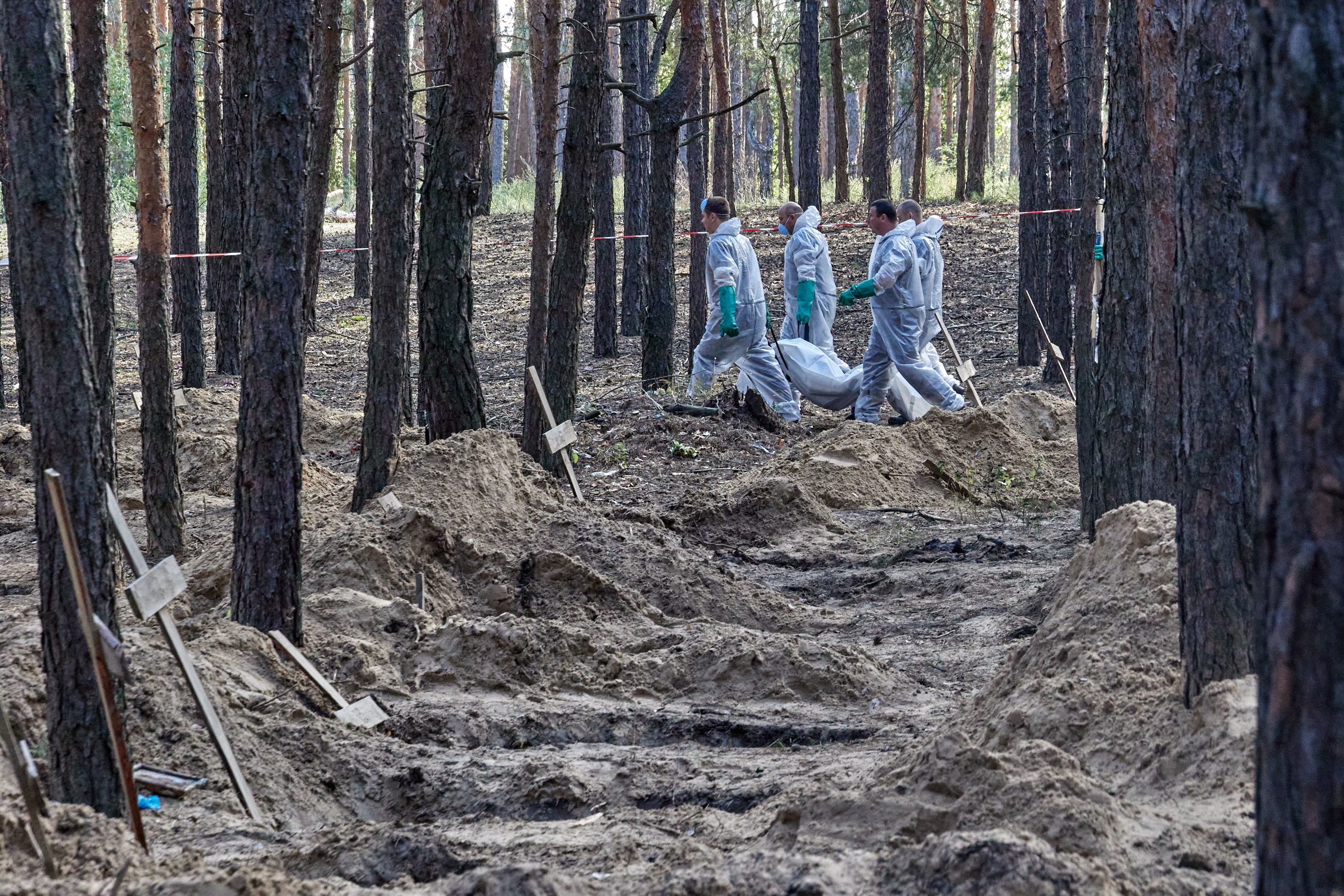 Ucrania: de 447 cadáveres en fosa común de Izium, 30 tenían “signos de tortura”