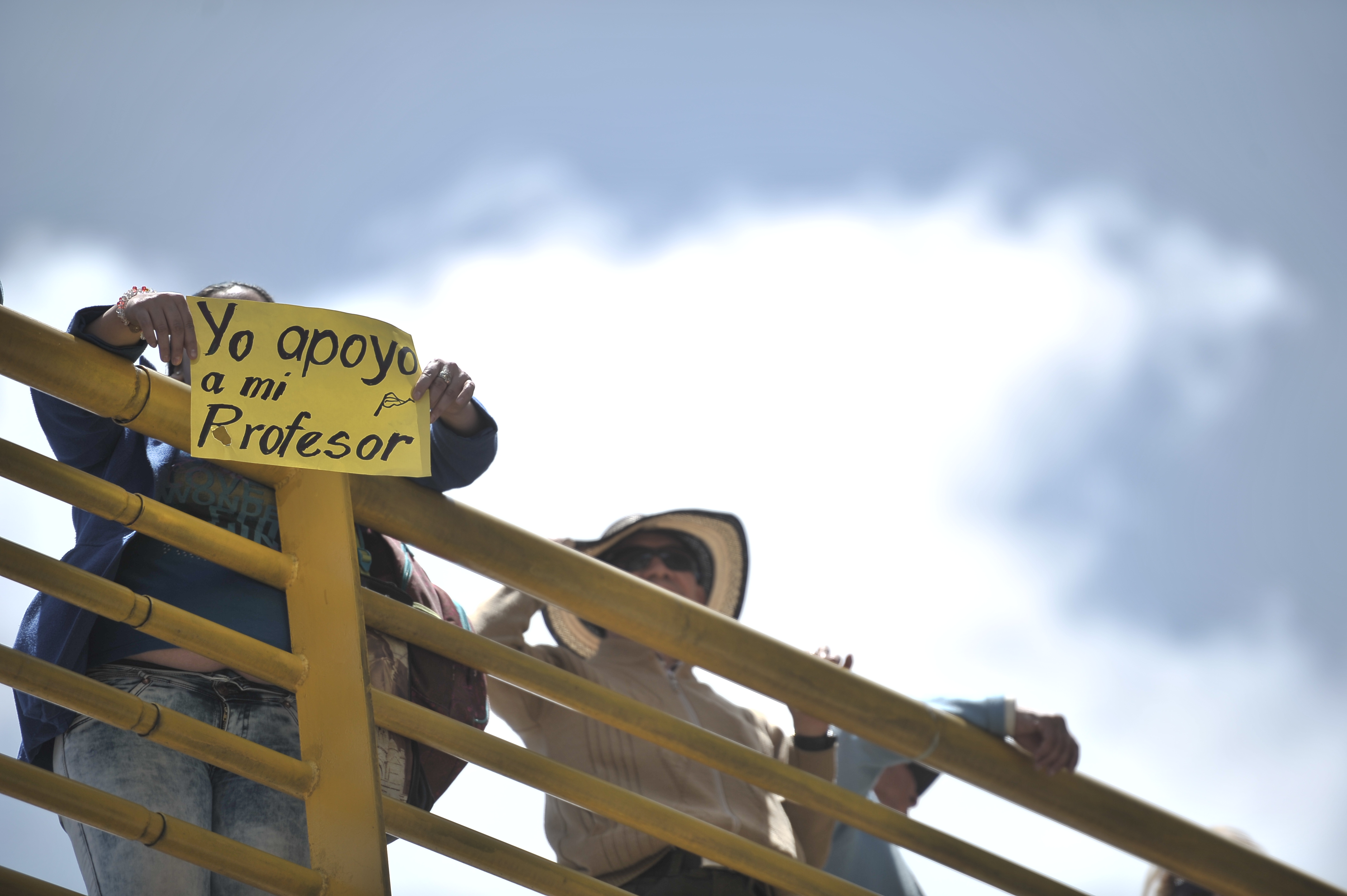 Profesores y estudiantes marchan por la calle 26 hacia el ministerio de educación, solicitando mejores condiciones para la educación y los docentes.