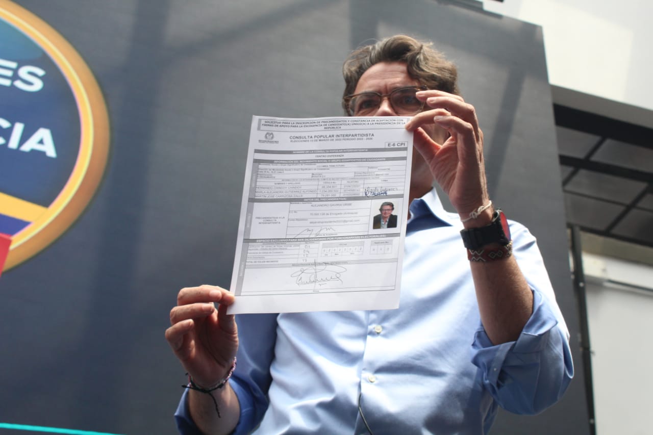 La Coalición Centro Esperanza (CCE), que vivió sus horas más difíciles en la última semana por cuenta de la discusión entre Alejandro Gaviria e Ingrid Betancourt, que concluyó con la salida de la líder de verde Oxígeno, ya tiene a tres de sus seis precandidatos presidenciales inscritos oficialmente ante la Registraduría.