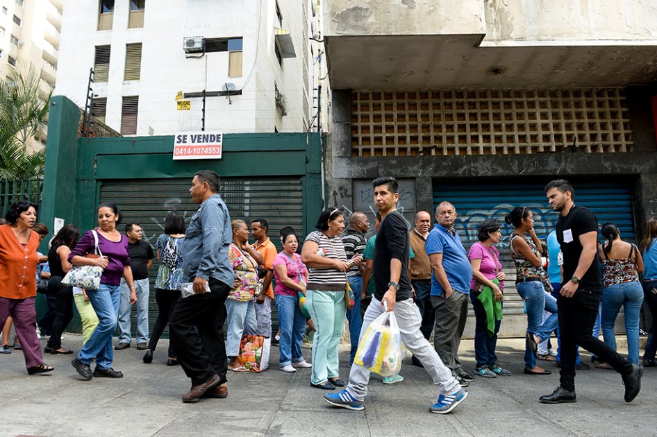 Maduro firma decreto de alza de 52 % de salario mínimo venezolano