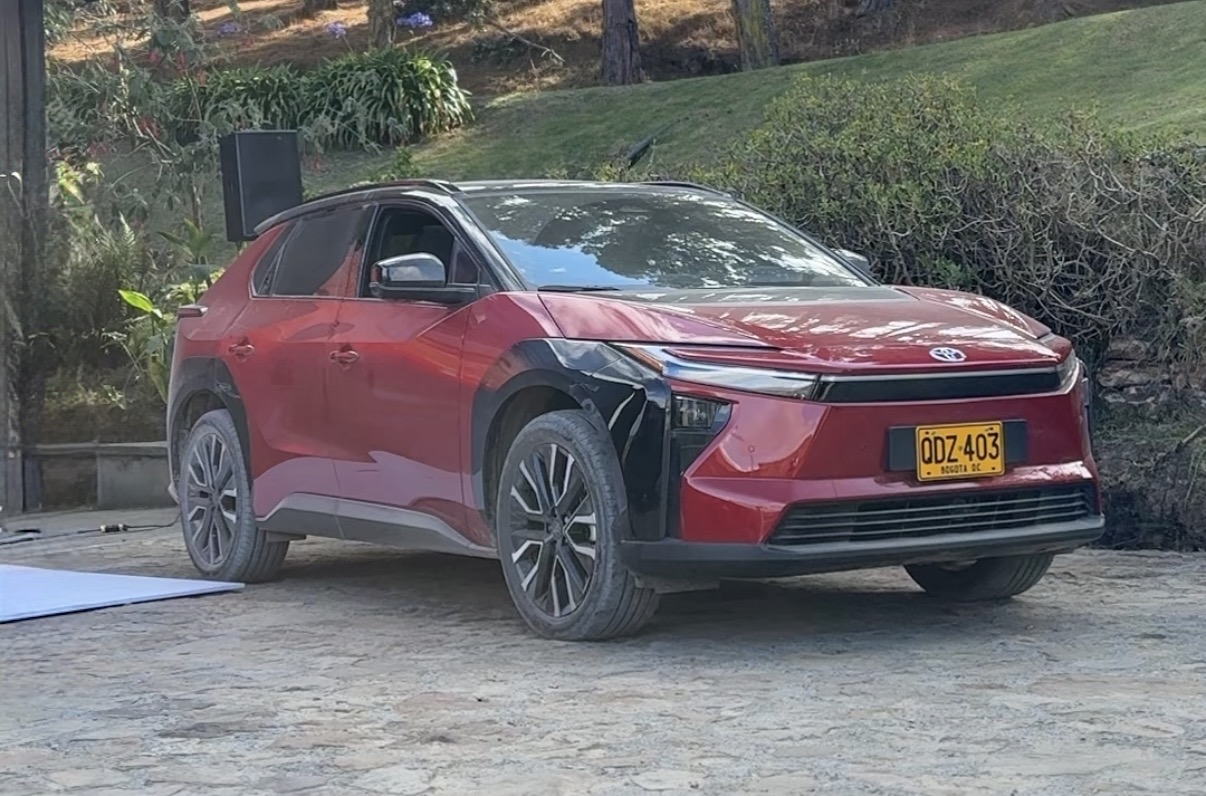Toyota bZ4X en Colombia: novedades, autonomía y precio del primer eléctrico de la marca