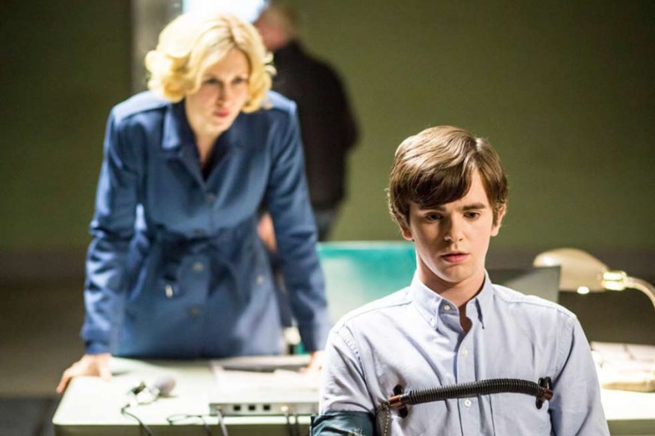 Los actores Vera Farmiga y Freddie Highmore en una escena de "Bates Motel".