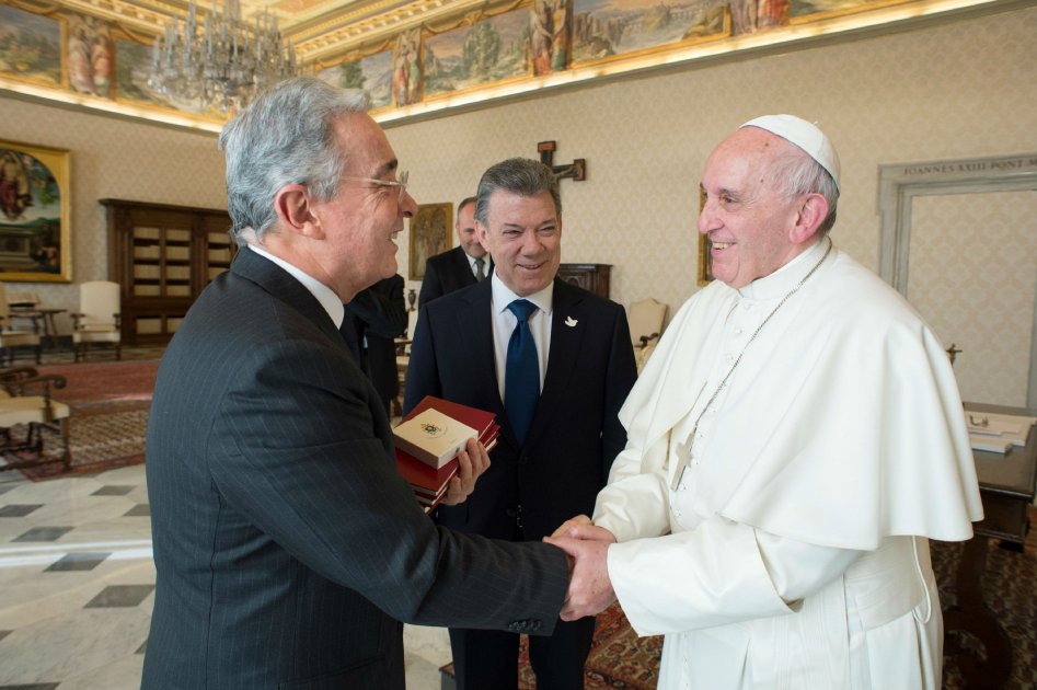 Santos y Uribe mantienen desacuerdos sobre paz tras reunión con papa Francisco