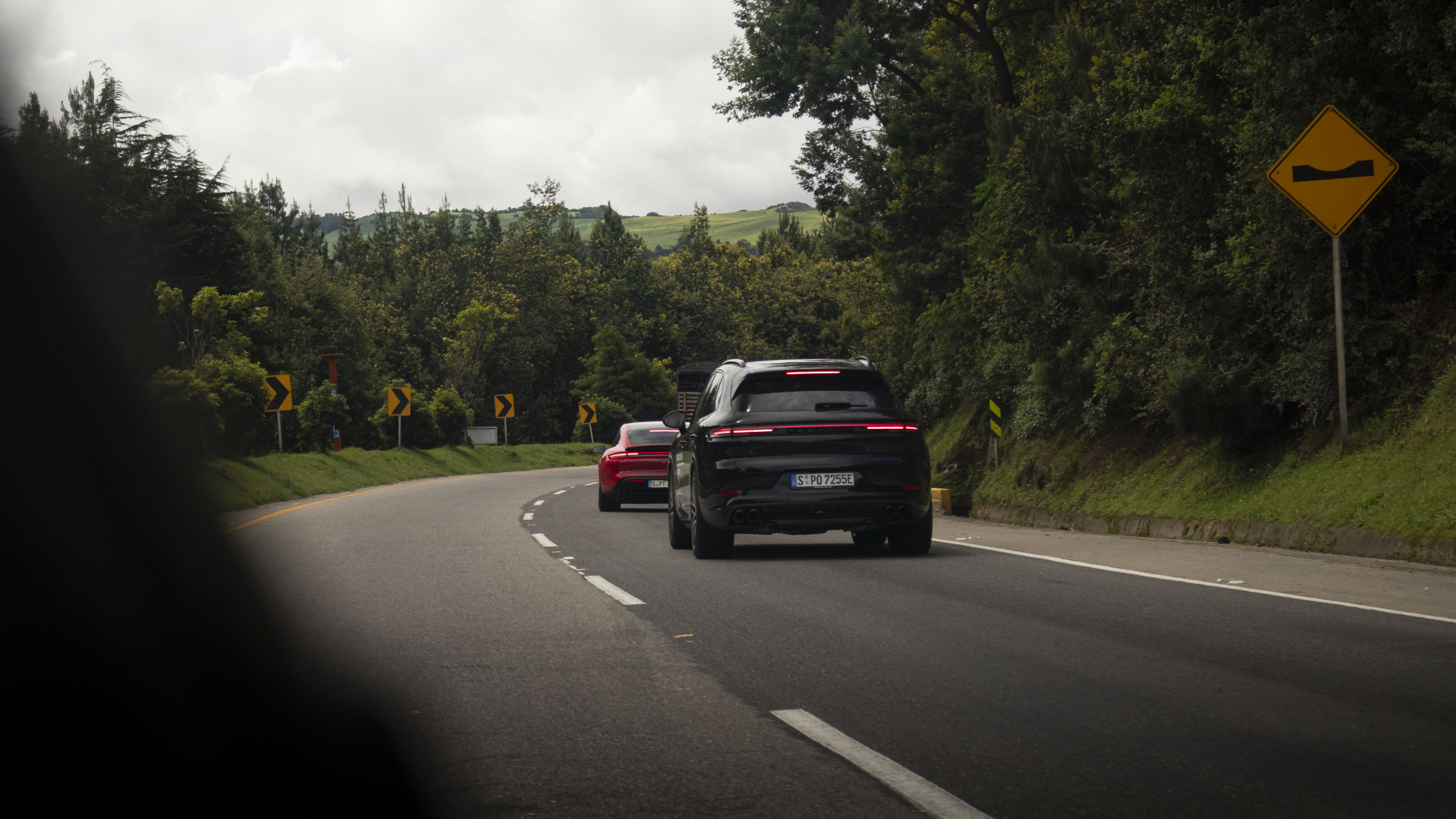 La ruta en Bogotá atravesó destinos como Villa Pinzón, Sesquilé, Guatavita, Guasca y La Calera, poniendo a prueba las capacidades de la flota Porsche en distintos entornos.