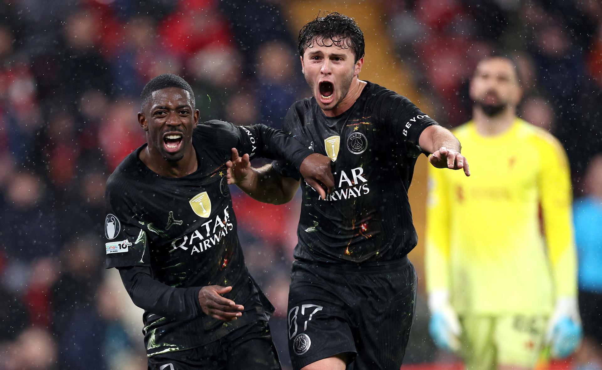 LIVERPOOL (United Kingdom), 14/04/2026.- Ousmane Dembele (L) of PSG celebratres with teammate Joao Neves after scoring his second goal during the UEFA Champions League quarter-finals, 2nd leg match Liverpool FC against Paris Saint-Germain, in Liverpool, Britain, 14 April 2026. (Liga de Campeones, Reino Unido) EFE/EPA/ADAM VAUGHAN
