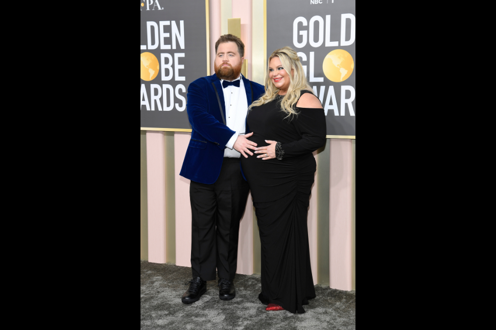 El actor Paul Walter Hauser y su esposa, Amy Elizabeth Boland, esperan a su segundo hijo. Así lucieron en la alfombra roja de los Golden Globes.