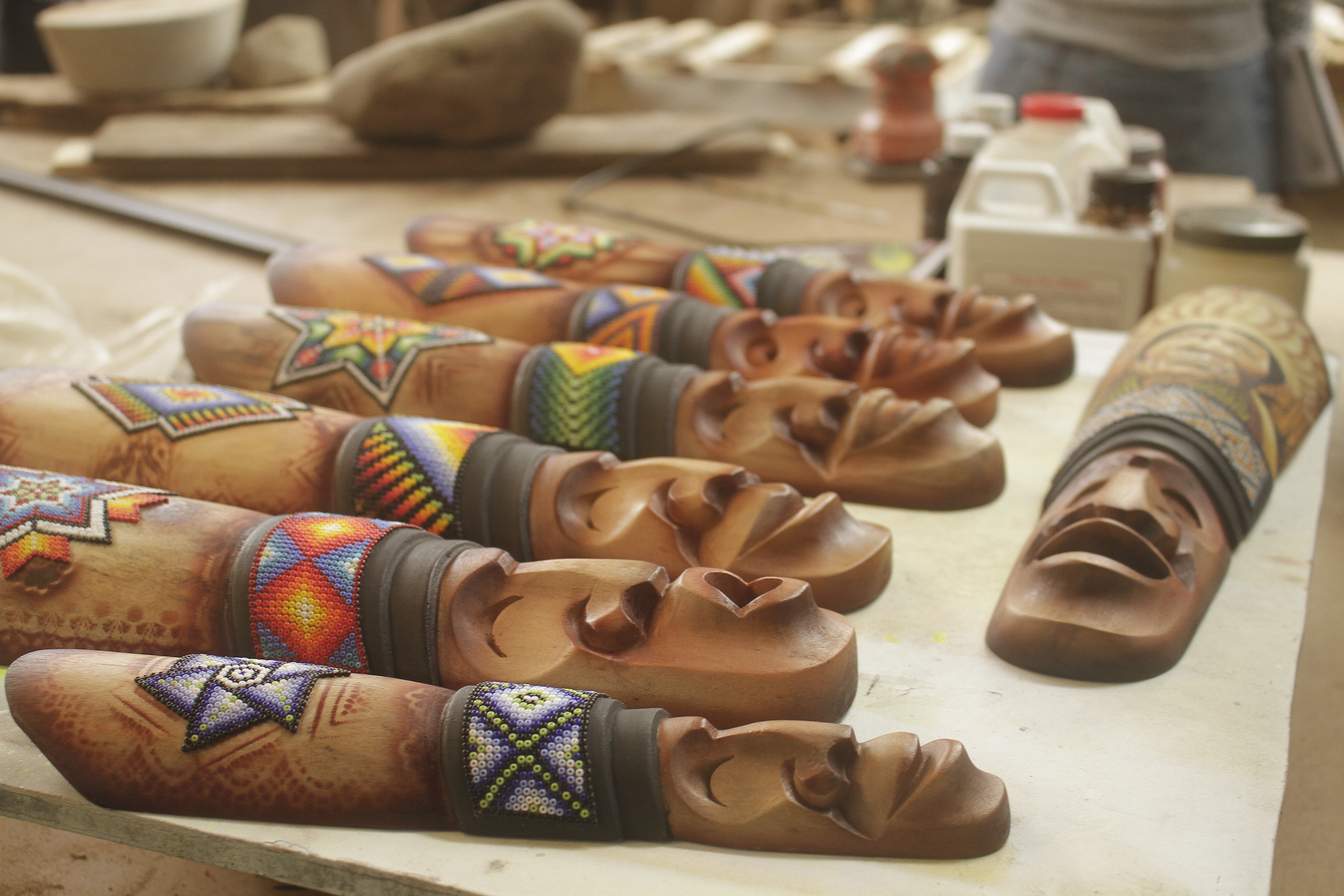 Las máscaras tradicionales de la asociación Shinyak se basan en la simbología de los pueblos Inga y Kamentsa Biya para recordar su cultura y enseñarsela a sus visitantes.