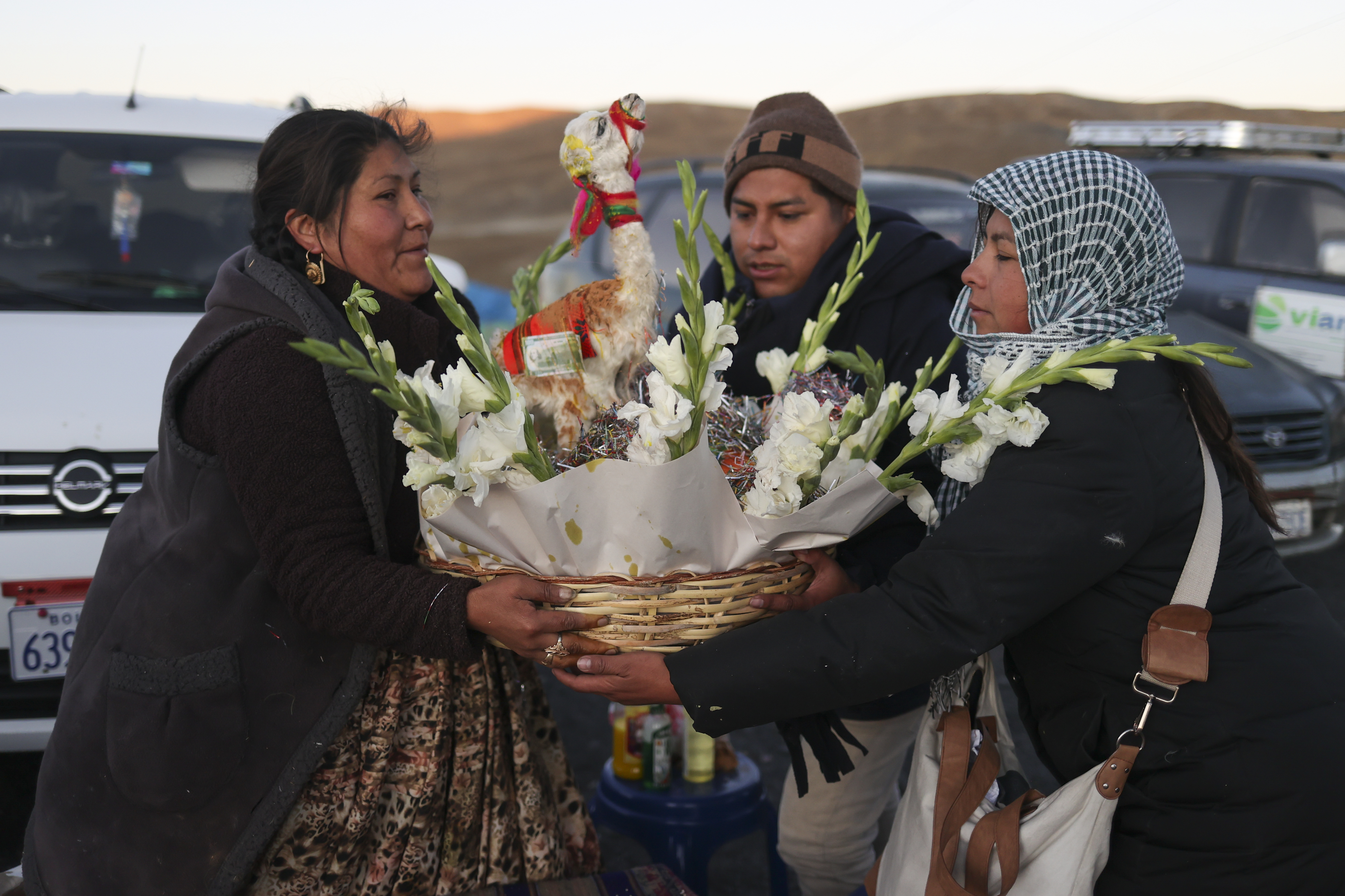 AME7141. LA CUMBRE (BOLIVIA), 01/08/2024.- Mujeres cargan una ofrenda para un ritual con motivo del 'Día de la Pachamama' este jueves, en La Cumbre en (Bolivia). EFE/ Luis Gandarillas