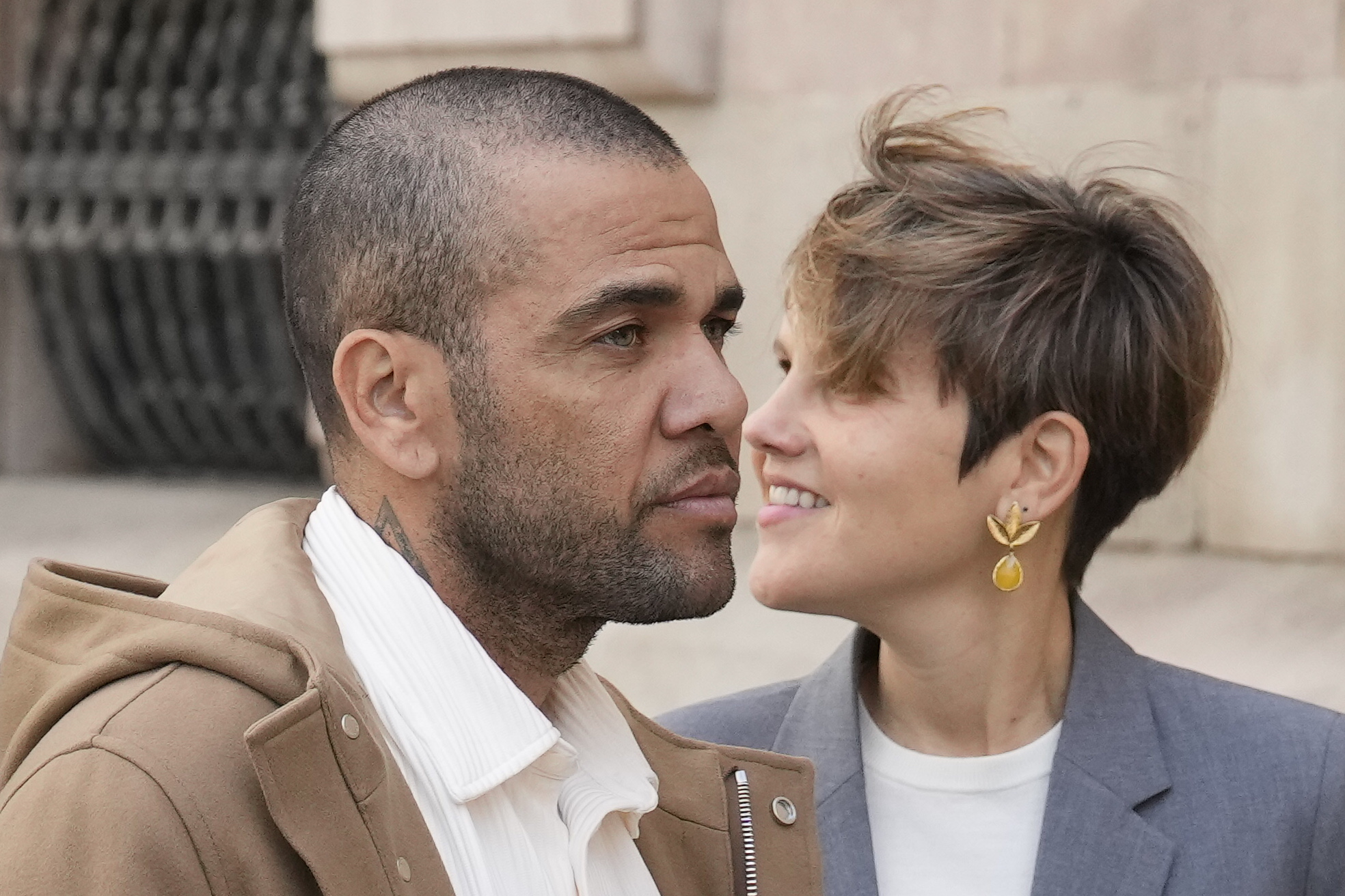GRAFCAT2028. BARCELONA, 28/03/2024.- El futbolista Dani Alves, en libertad provisional desde el pasado lunes, junto a su abogada Inés Guardiola, a su salida de la Audiencia de Barcelona donde se ha presentado ante la secretaría de la sección 21 de la Audiencia de Barcelona, en la primera de las comparecencias semanales que le impuso el tribunal al fijar una fianza de un millón de euros para permitirle salir de la prisión. EFE/Enric Fontcuberta