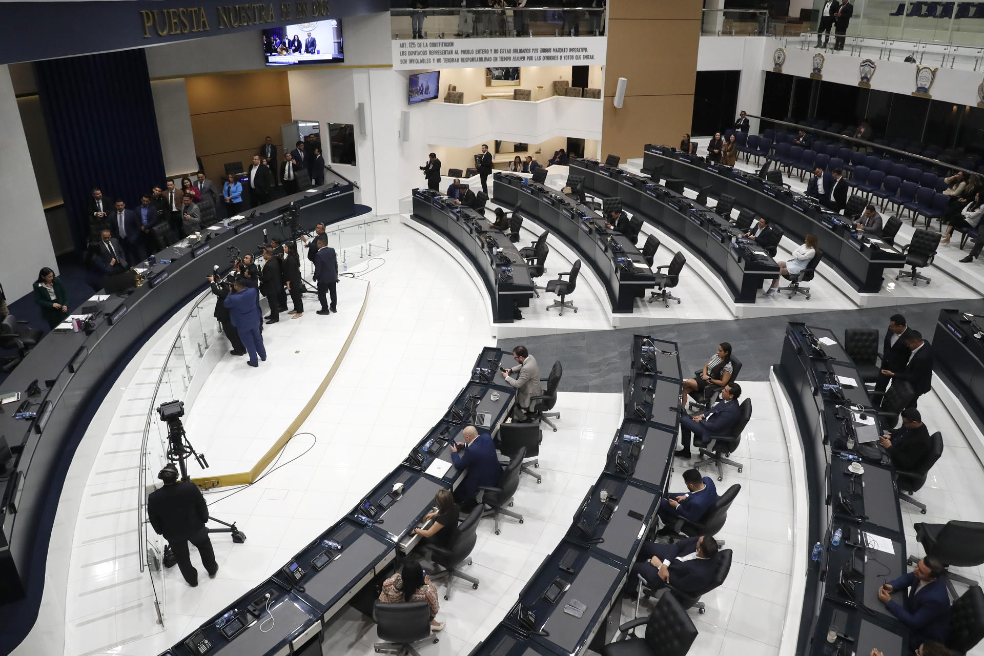 Congreso de El Salvador aprueba reforma constitucional de Bukele y permite cadena perpetua