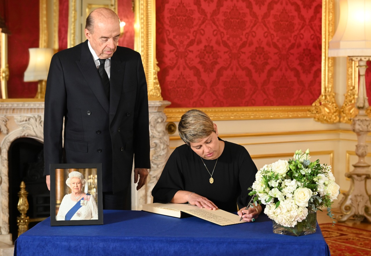 Verónica Alcocer, primera dama, y el canciller asistirán a funeral de Isabel II
