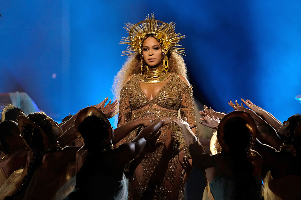 Beyoncé «no es una cantante, cantante»: Carlos Santana
