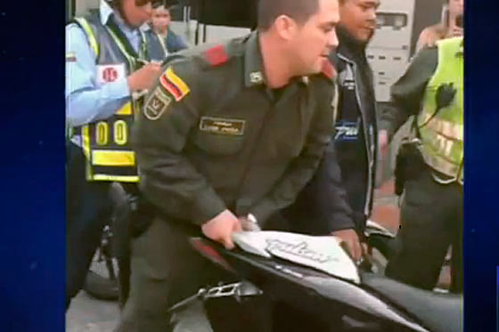 Hombre se aferró a su moto para impedir que se la inmovilizaran
