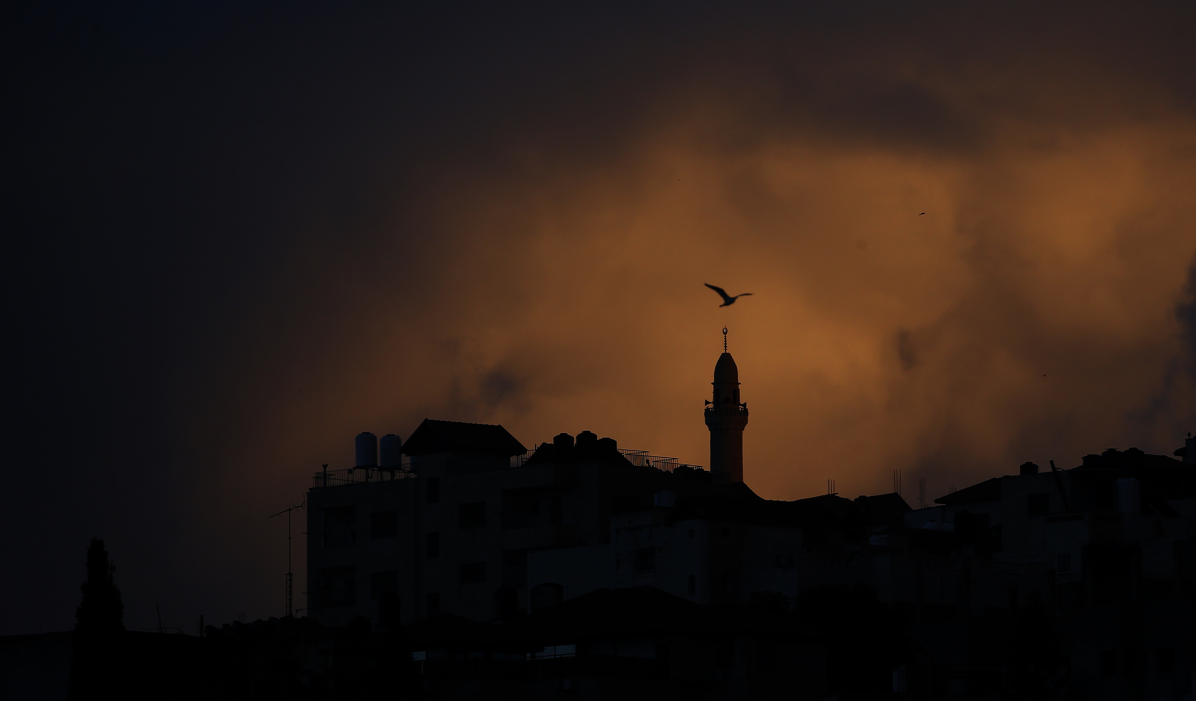 YenÍn (Cisjordania), 13/12/2023.- El humo se eleva sobre los edificios mientras las Fuerzas de Defensa de Israel realizan una redada por segundo día en un campo de refugiados cerca de la ciudad cisjordana de Yenín, este miércoles. Según el Ministerio de Salud palestino, ocho palestinos murieron en Yenín durante una incursión militar israelí el 12 de diciembre. EFE/ALAA BADARNEH