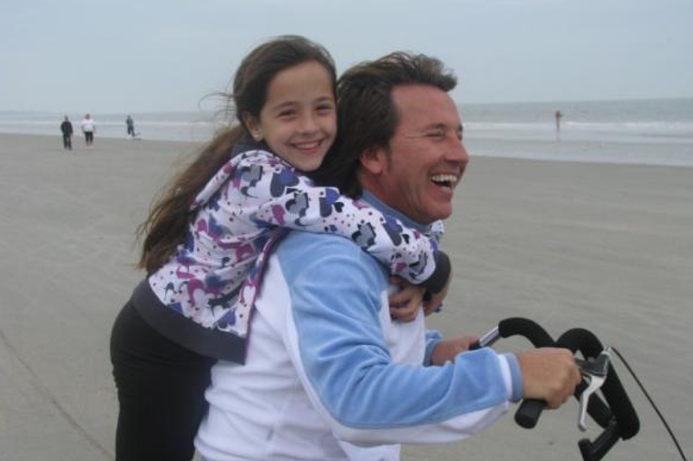 “Papi mira qué linda esta foto, te quieroo jaja ¿qué chiquita estaba no? jaaa toy creciendoo montaner”, escribió Evaluna en una publicación de Twitter donde aparece junto con su papá Ricardo Montaner en una bicicleta a la orilla del mar.