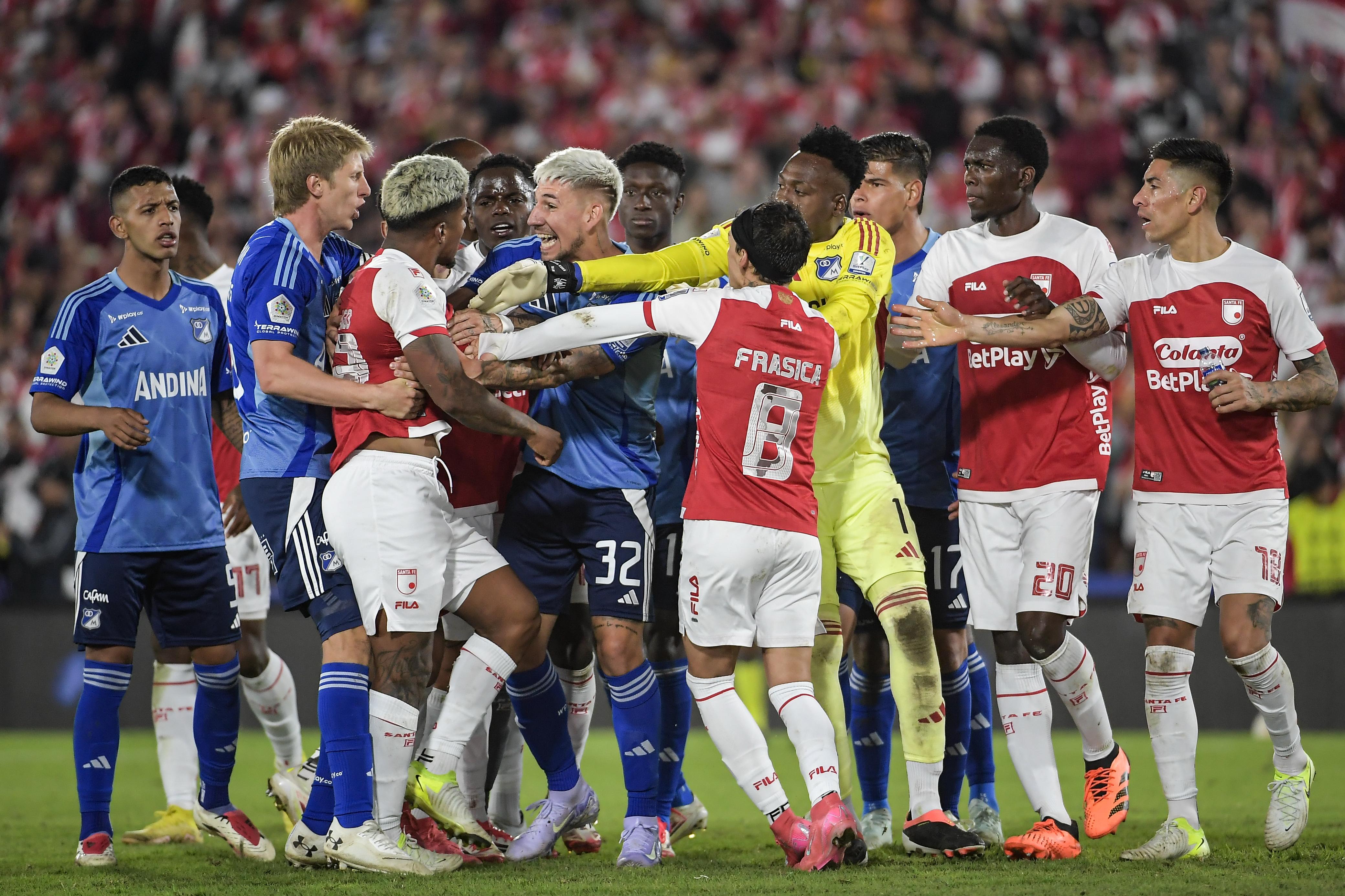 En la segunda mitad, el duelo parecía más equilibrado, pero Santa Fe volvió a golpear. Al minuto 56, Alexis Zapata culminó una gran jugada por la banda derecha con un preciso remate de derecha que significó el 3-1.

El partido se calentó y, pocos minutos después, Juan Carlos Pereira vio la tarjeta roja, dejando a Millonarios con 10 hombres.