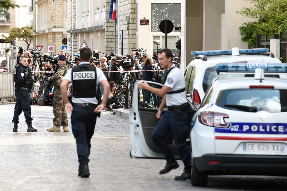 Seis heridos por automóvil que arrolló a militares en suburbio de París