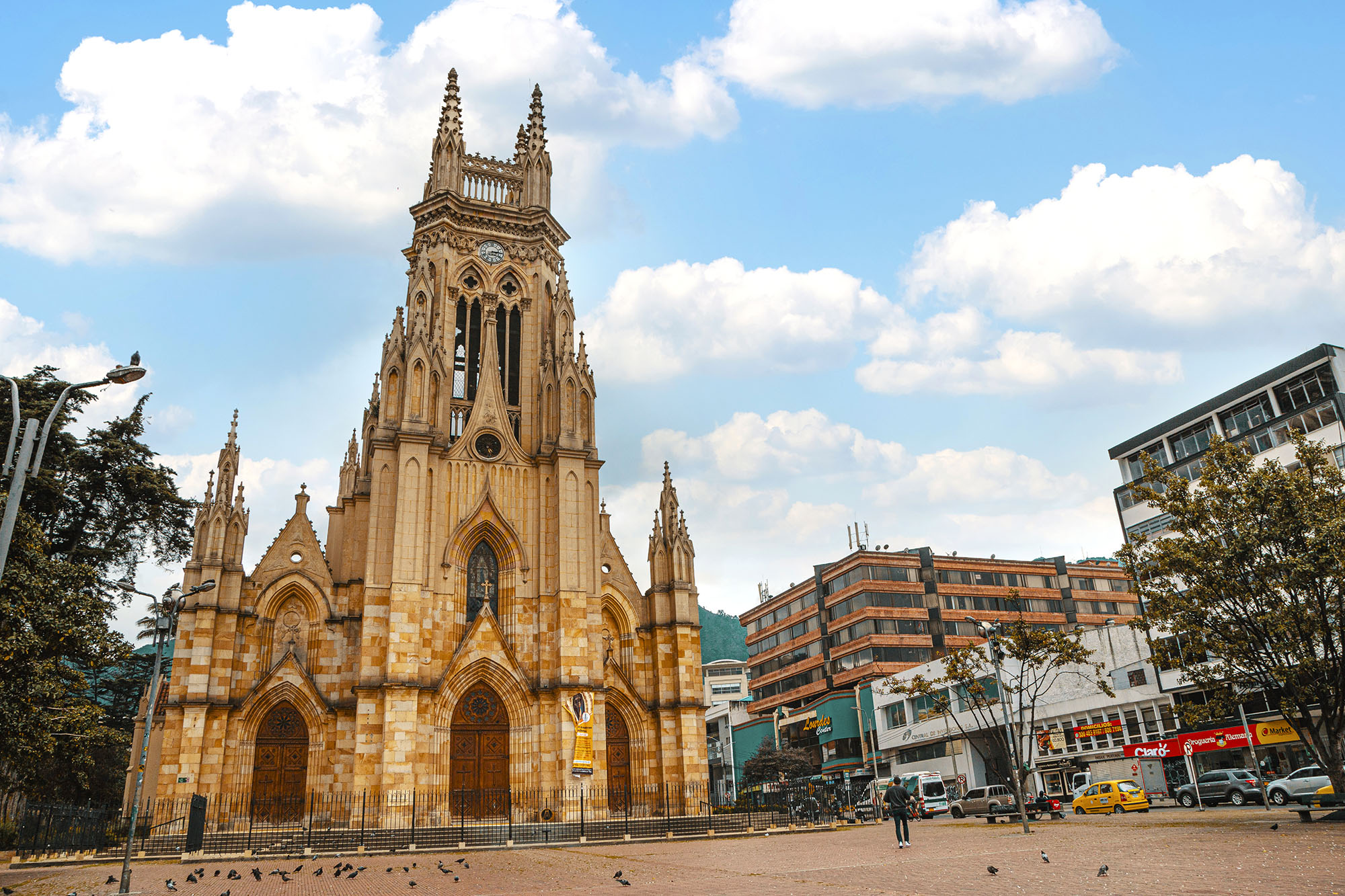 La Basílica Menor de Nuestra Señora de Lourdes en Chapinero, Bogotá, es un referente temprano de la arquitectura neogótica en la ciudad.
