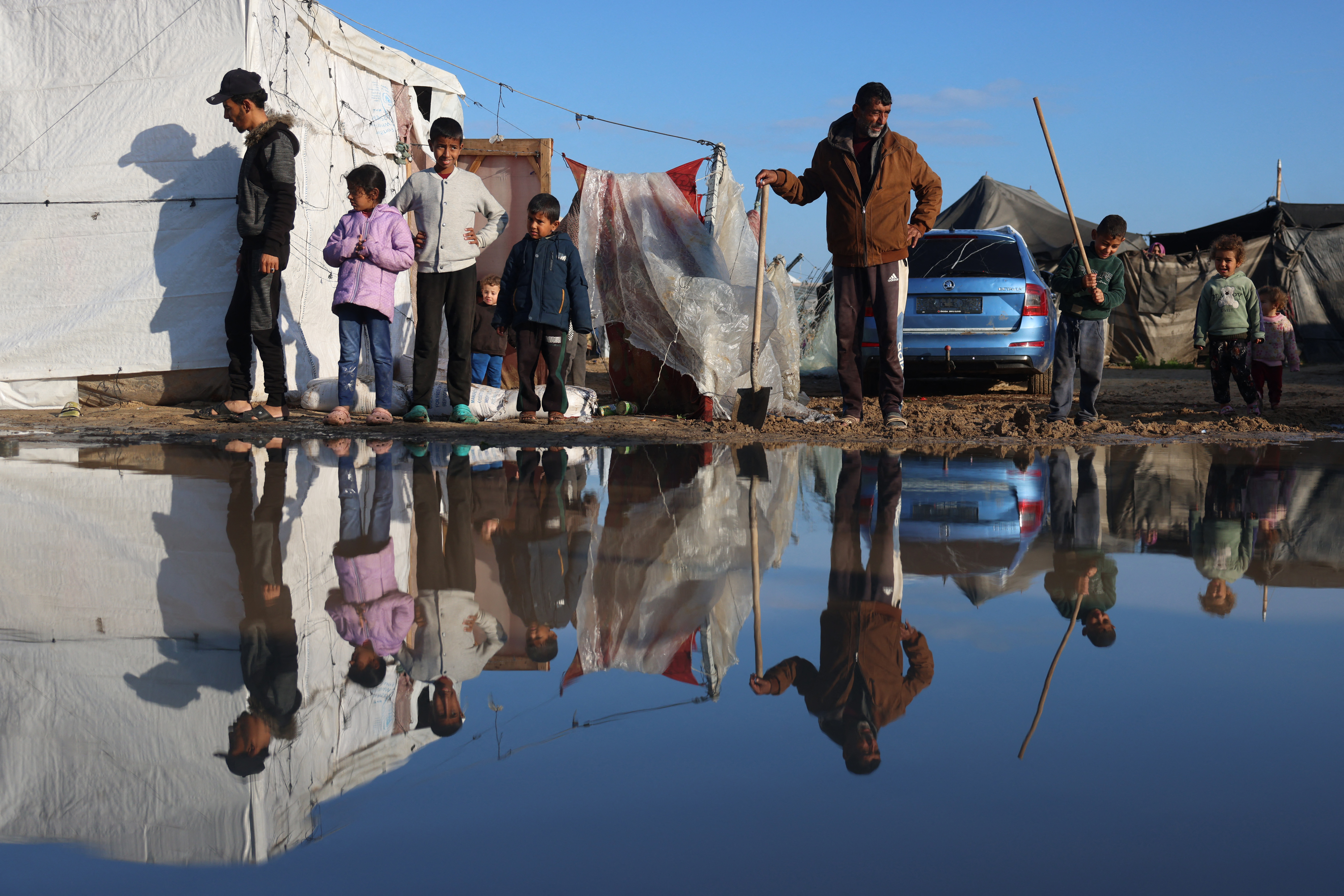 En Gaza, “los niños que no mueren en bombardeos, sucumben al frío y al hambre”