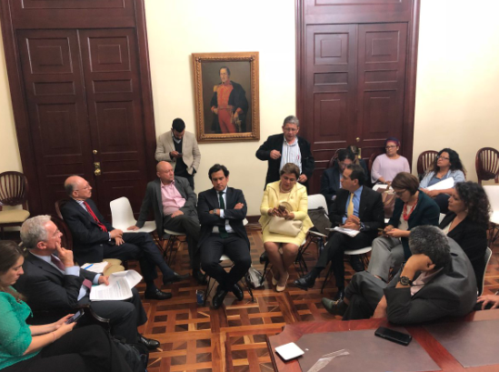 El senador Pablo Catatumbo, de la FARC, durante su intervención en la reunión.@AngelicaLozanoCLo que se vivía en privado también empezó a salir a las redes sociales. “Llevamos 9 horas dándole vueltas a la JEP considerando las objeciones y propuestas del Centro Democrático. Todo constructivo y fluido. Me da pánico jugar con la JEP y retroceder en contra de las víctimas, quitar los incentivos para la verdad”, publicó Angélica Lozano en su cuenta de Twitter.