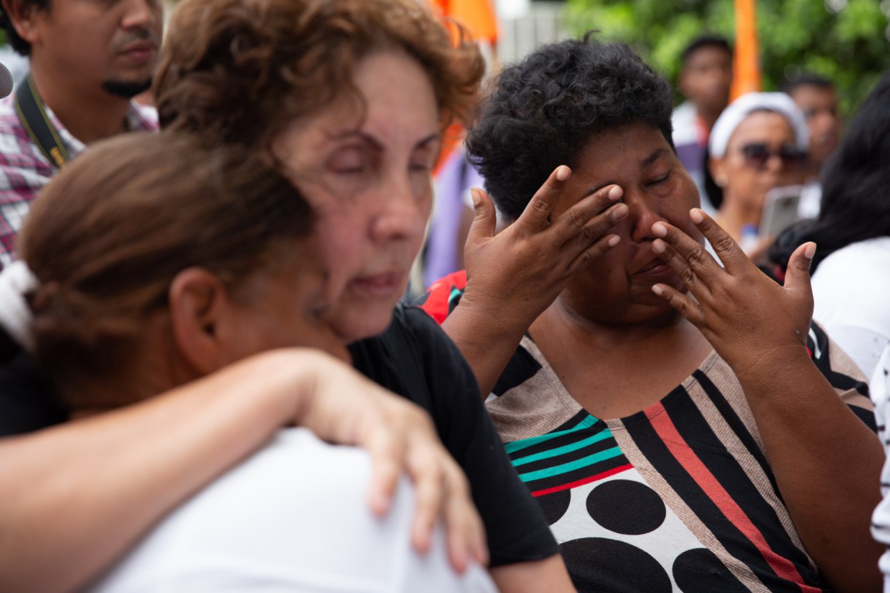 El llanto desbordó a víctimas y magistrados. Algunos de los presentes llevan más de 15 años sin saber nada de sus seres queridos.Sebastián Zuleta Ríos.Este acto simbólico fue convocado por el Movimiento de Víctimas de Crímenes de Estado (Movice), el Comité de Solidaridad de Presos Políticos (CSPP) y la JEP. Este fue la antesala de la audiencia en Cartagena, este 20y 21 de noviembre, para evaluar medidas de protección sobre cuatro sitios en San Onofre: el cementerio central y el del corregimiento de Rincón del Mar, y las fincas El Palmar y La Alemania. La historia de por qué se realiza se remonta a agosto de 2018, cuando el Movice hizo una solicitud a la JEP en la que pedían proteger 16 sitios en los que se presume que hay cuerpos inhumados de personas no identificadas o desaparecidas, de acuerdo con lo que han revelado sus investigaciones. Estos cuatro en San Onofre hacen parte de ellos.