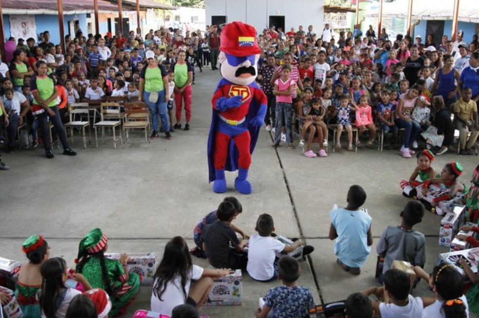 Gobierno venezolano entrega juguetes inspirados en Maduro a niños en Navidad