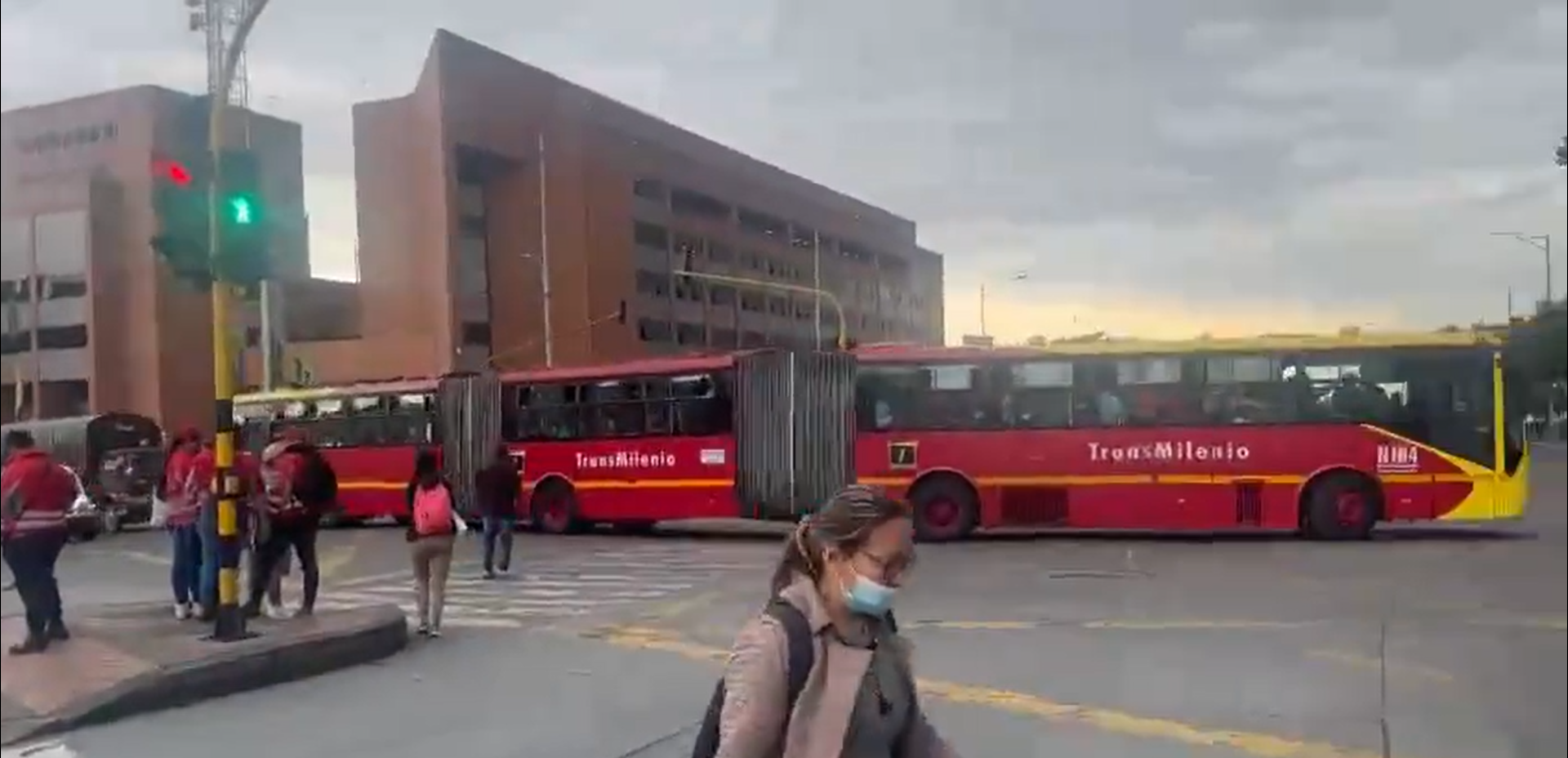 Los manifestantes continúan bloqueando la troncal de Transmilenio de la calle 13 con Américas.