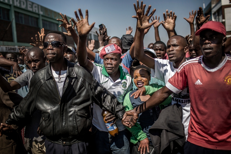 Partido que gobierna en Zimbabue desde 1980 vuelve a ganar elecciones