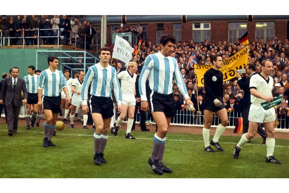 Estatua al futbolista argentino que desafió a la reina de Inglaterra