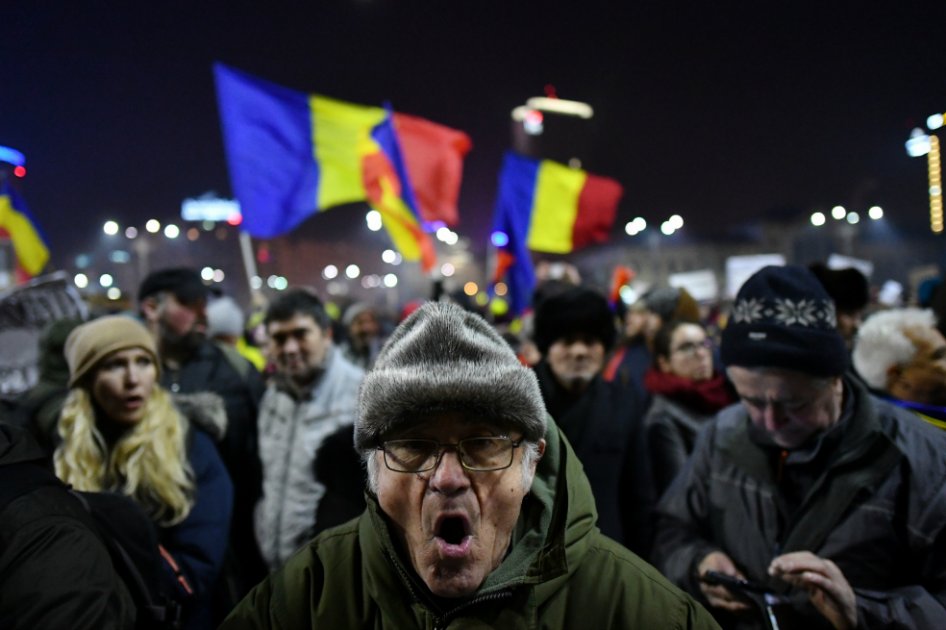 Rumania, en revuelco por decreto que permite a los políticos evitar juicios por corrupción