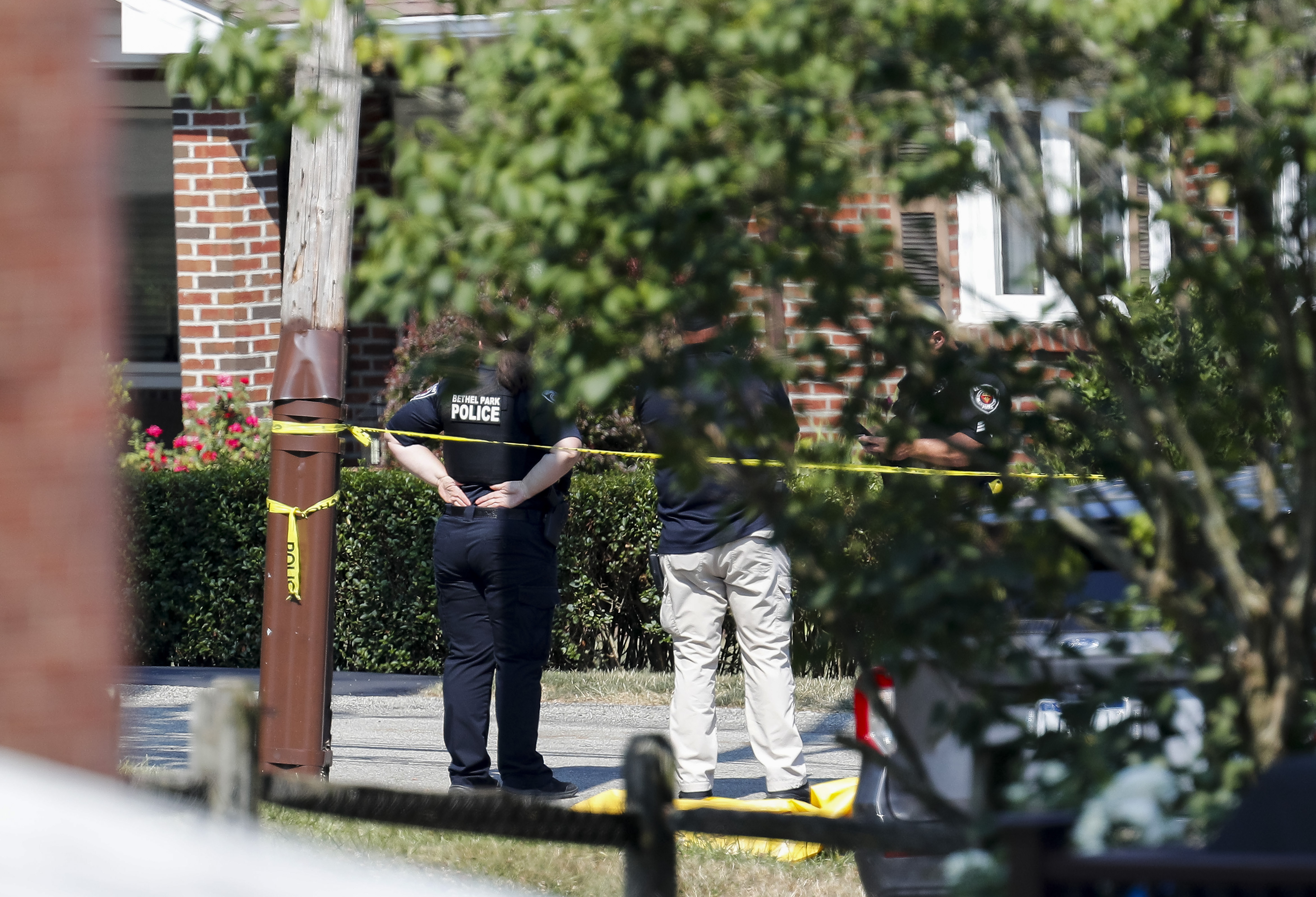 Bethel Park (United States), 14/07/2024.- Law enforcement officials near the home of 20-year-old Thomas Matthew Crooks, identified by the Federal Bureau of Investigation (FBI) as the person who attempted to assassinate former president Donald J. Trump, during an investigation in Bethel Park, Pennsylvania, USA, 14 July 2024. Crooks was killed by police after shooting and injuring Trump during a rally in Butler, Pennsylvania on 13 July. EFE/EPA/DAVID MAXWELL
