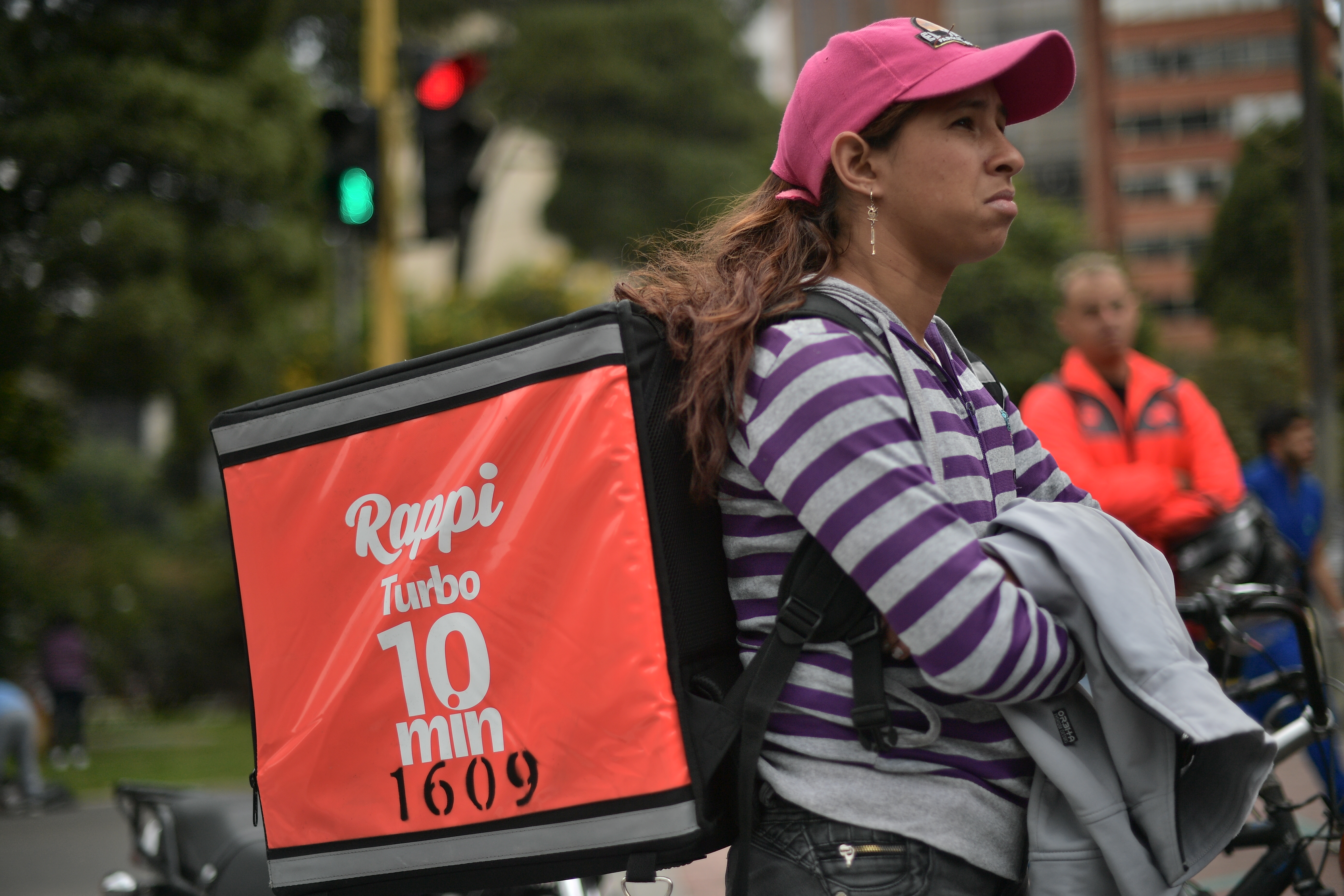 Domiciliarios que trabajan con la aplicación de Rappi se movilizaron por la carrera séptima, en contra de la vinculación contractual que propone la reforma laboral del Gobierno Nacional. Alegan que este cambio lo que contempla es una “contratación forzada” con la que no están de acuerdo.