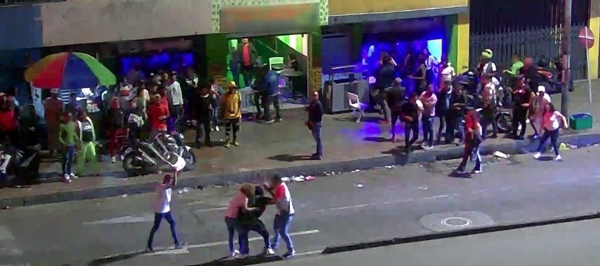 Policía capturó a dos sujetos que protagonizaron riña en plena vía pública