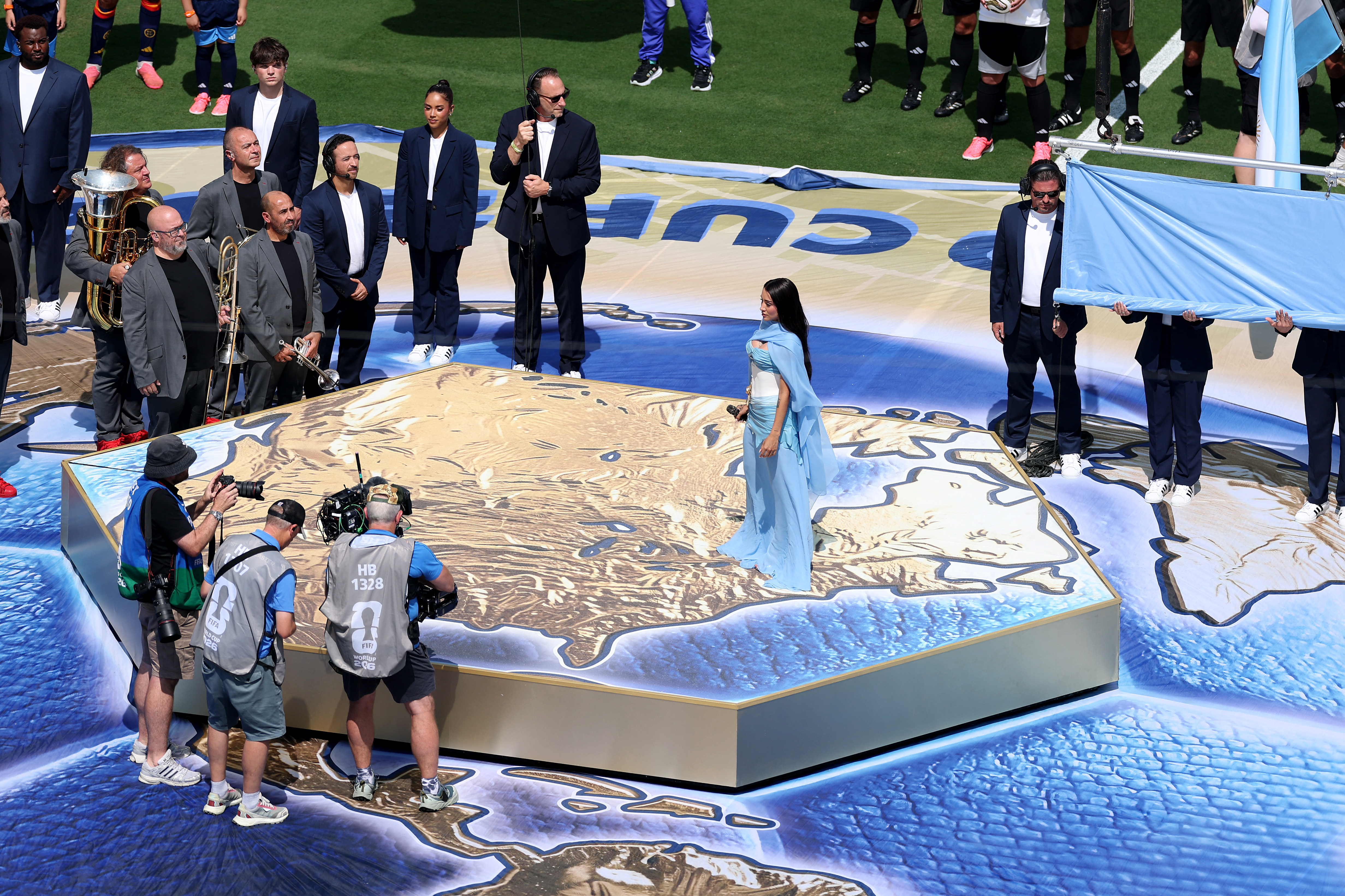 La cantante lució un diseño inspirado en los colores de la bandera argentina. / Florencia Tan Jun/Getty Images/AFP