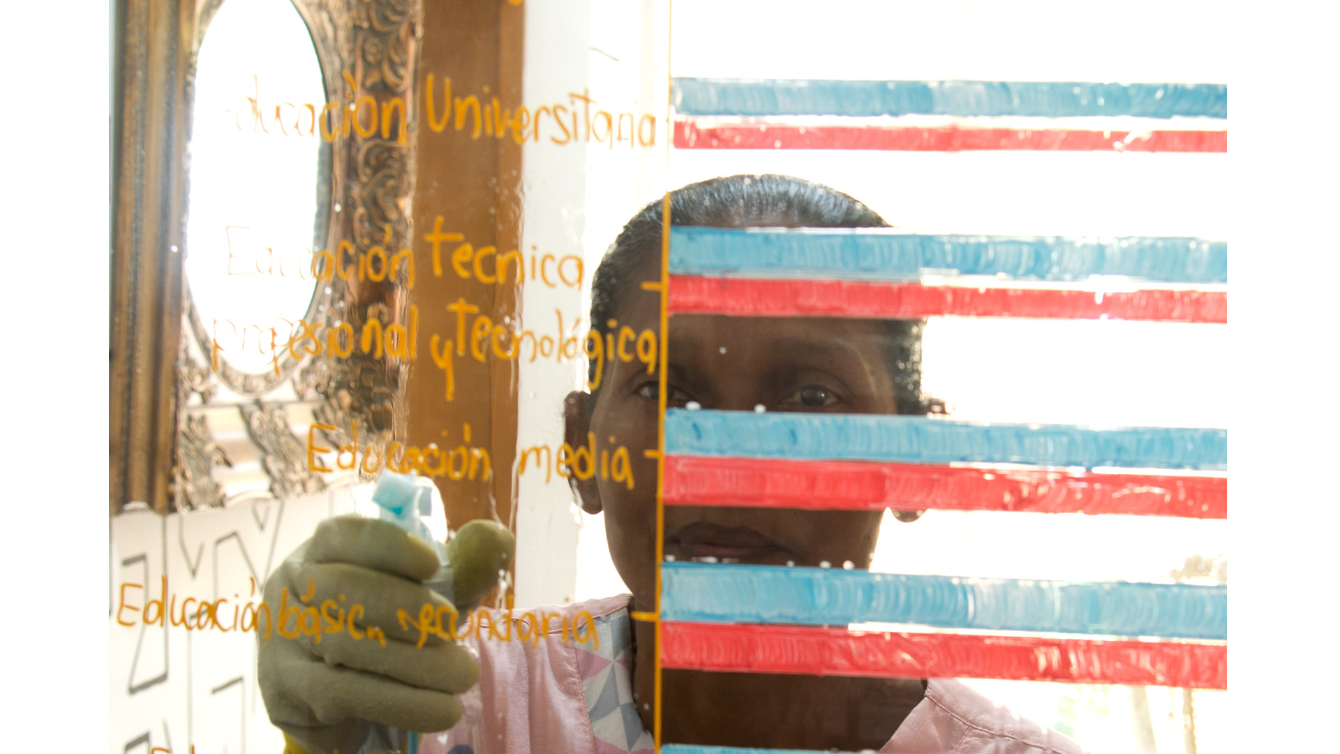 Intervención artística del proyecto ¡Re-Imaginemos!, correspondiente al "Diálogo de Saberes" sobre empleo y desigualdad.