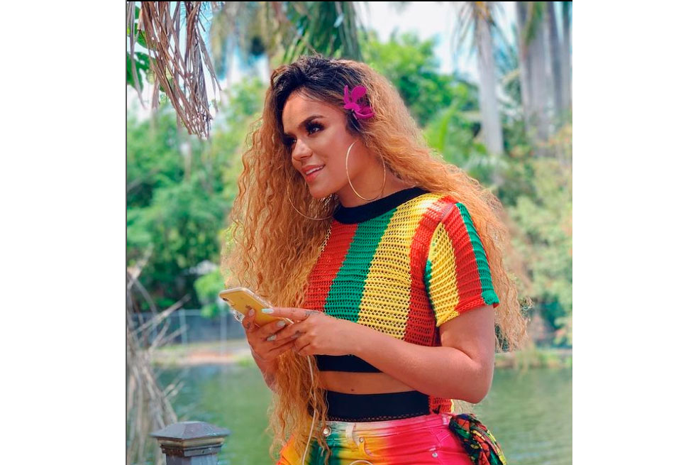 Karol G: Uno a Uno, sus cambios de cabello del negro al rojo
