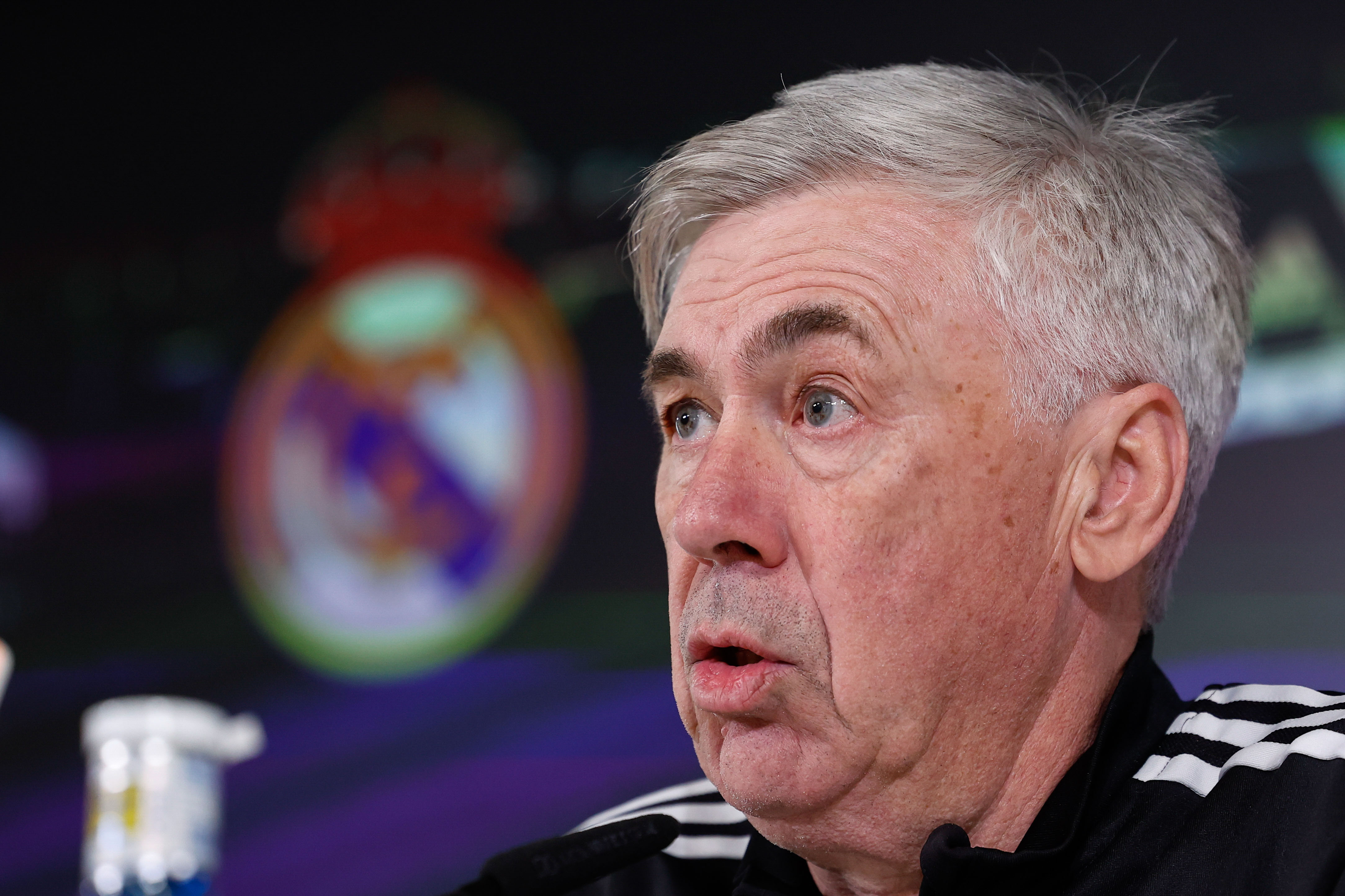 GRAF2557. MADRID, 01/03/2023.- El técnico italiano Carlo Ancelotti, durante la rueda de prensa posterior al entrenamiento que el equipo ha llevado a cabo este miércoles, en la víspera de su partido de ida de semifinales de la Copa del Rey ante el FC Barcelona, en las instalaciones deportivas del club en Valdebebas. EFE/ Chema Moya