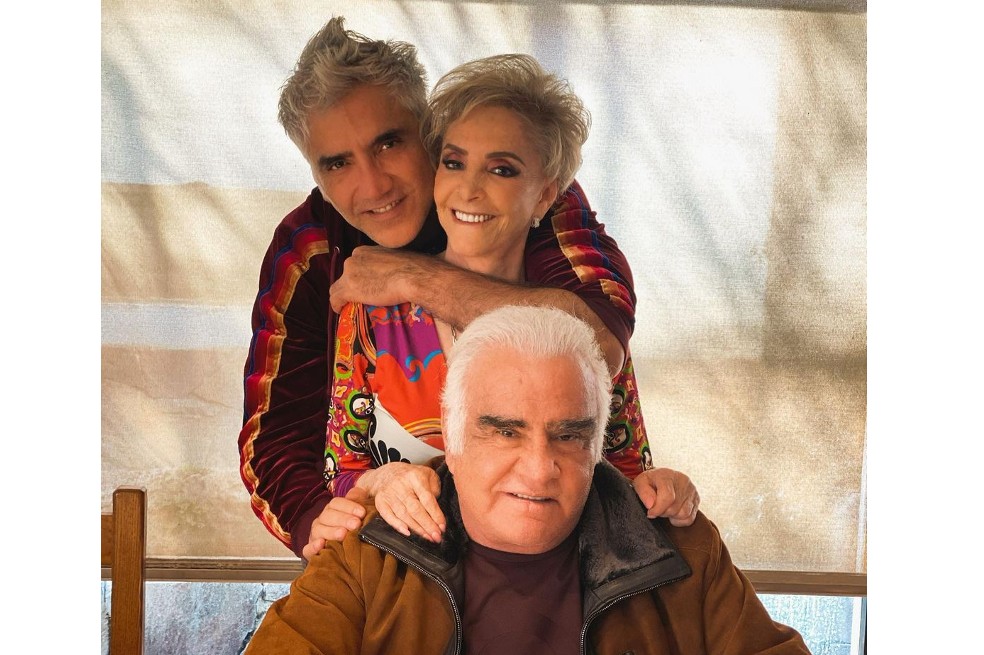 Alejandro Fernández y su madre rompen en llanto en el funeral de Vicente Fernández