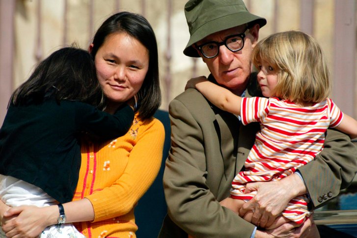 Dylan Farrow, de 28 años, a quien Woody Allen había adoptado con la actriz Mia Farrow cuando ambos formaban pareja, señaló en una carta abierta publicada en un blog del diario The New York Times que abusó de ella a los siete años de edad en un desván de la casa familiar.
