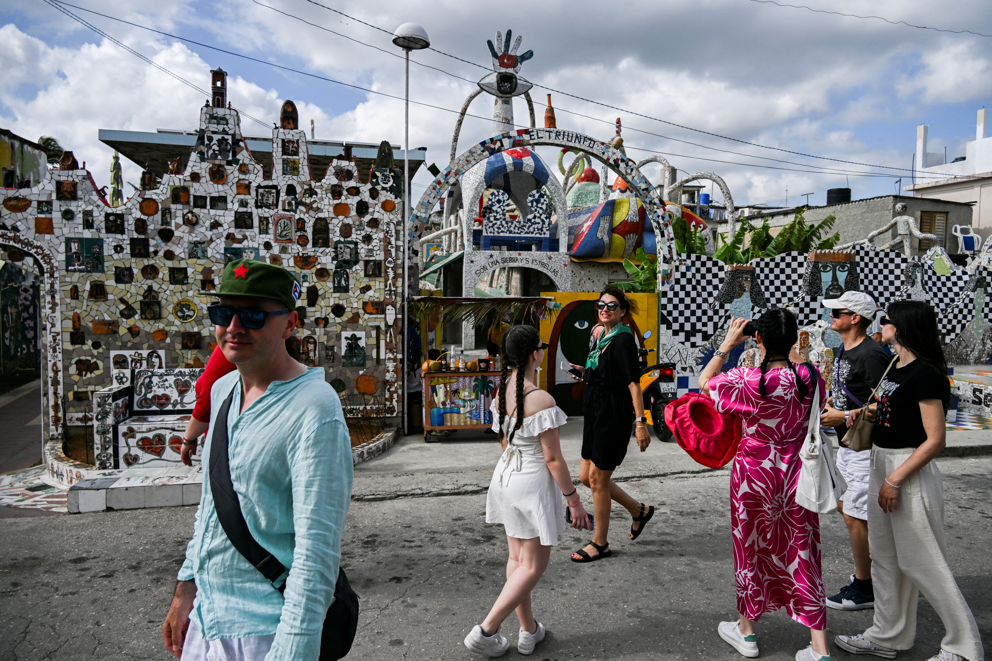 Así es el pueblo de mosaicos en Cuba que atrae a miles de turistas
