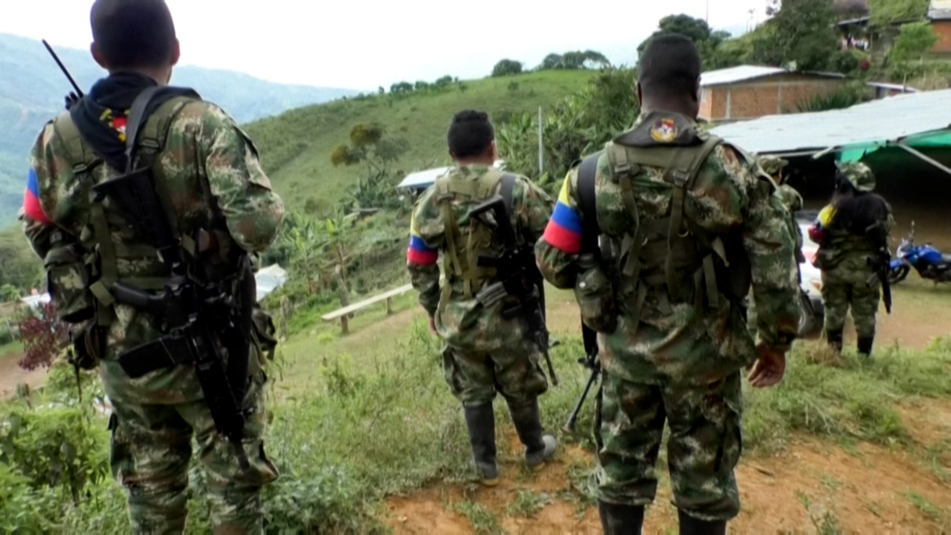 La presencia de dos columnas de las disidencias de las Farc -Dagoberto Ramos y Carlos Patiño-, el Eln y el grupo paramilitar los “Pocillos” conforman el panorama de violencia en el norte del Cauca. La población, en medio de los combates armados, es la más afectada. Este 17 de abril, se vivieron horas de incertidumbre en la población de Argelia, tras los enfrentamientos entre la Tercera División del Ejército y la disidencia de las Farc Carlos Patiño. El combate dejó diez militares heridos, 14 disidentes muertos y 55 familias desplazadas. Cinco campesinos resultaron heridos por minas antipersonas durante el desplazamiento.
